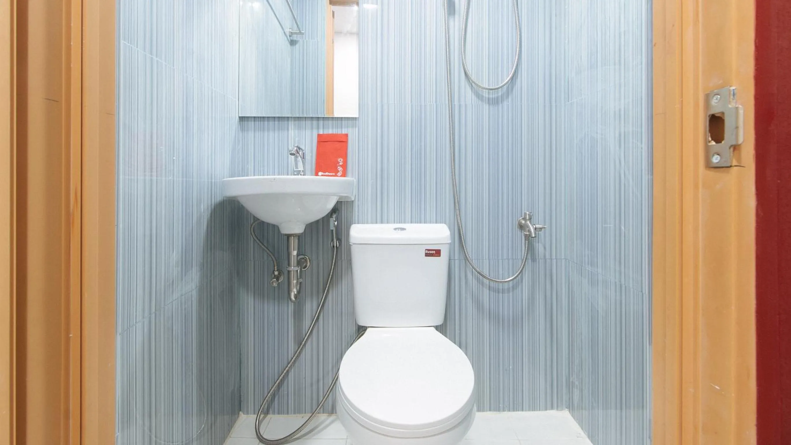 Shower in RedDoorz @ El Grande Inn Santa Cruz Manila