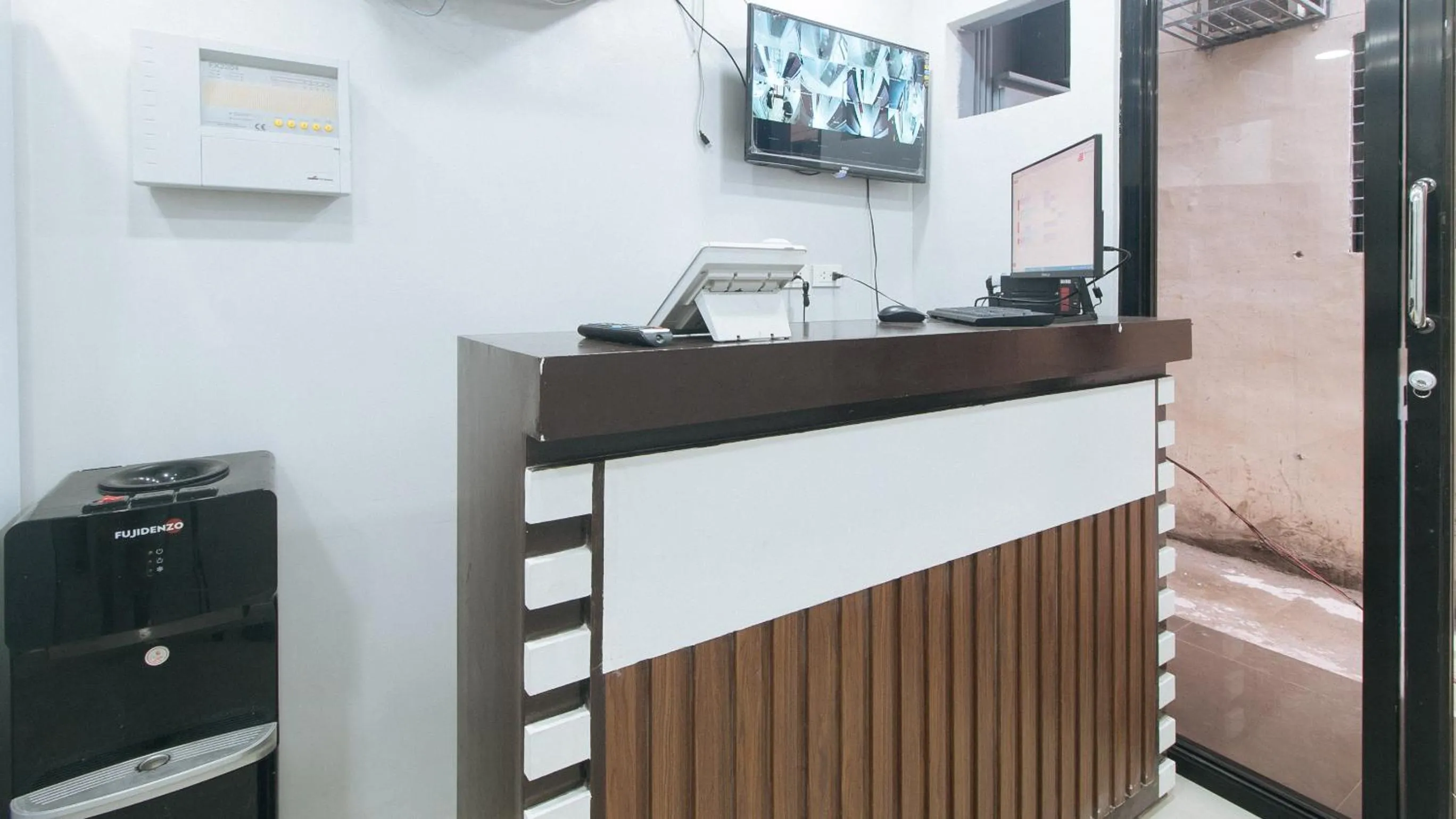 Lobby or reception in RedDoorz @ El Grande Inn Santa Cruz Manila