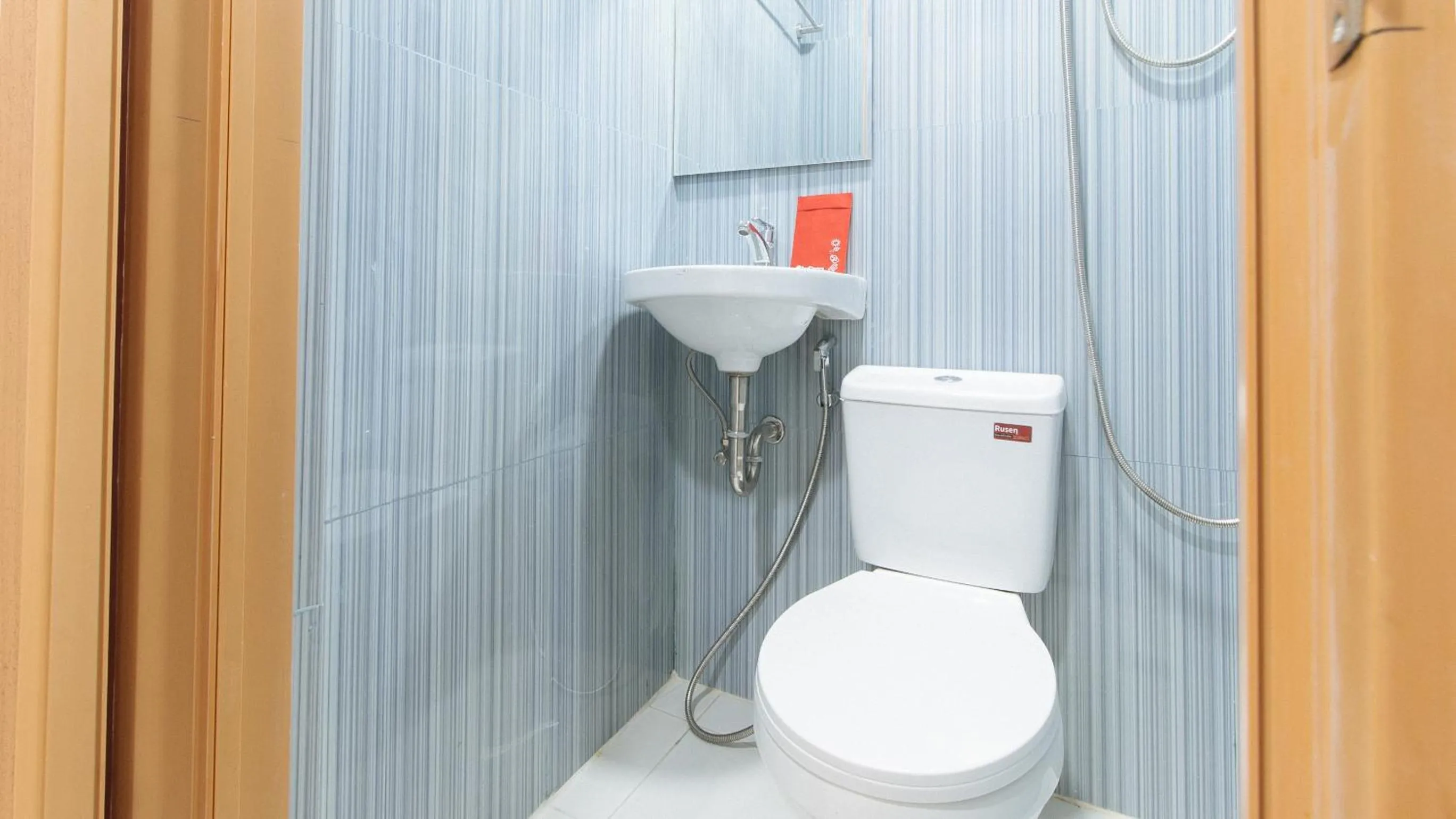 Shower in RedDoorz @ El Grande Inn Santa Cruz Manila