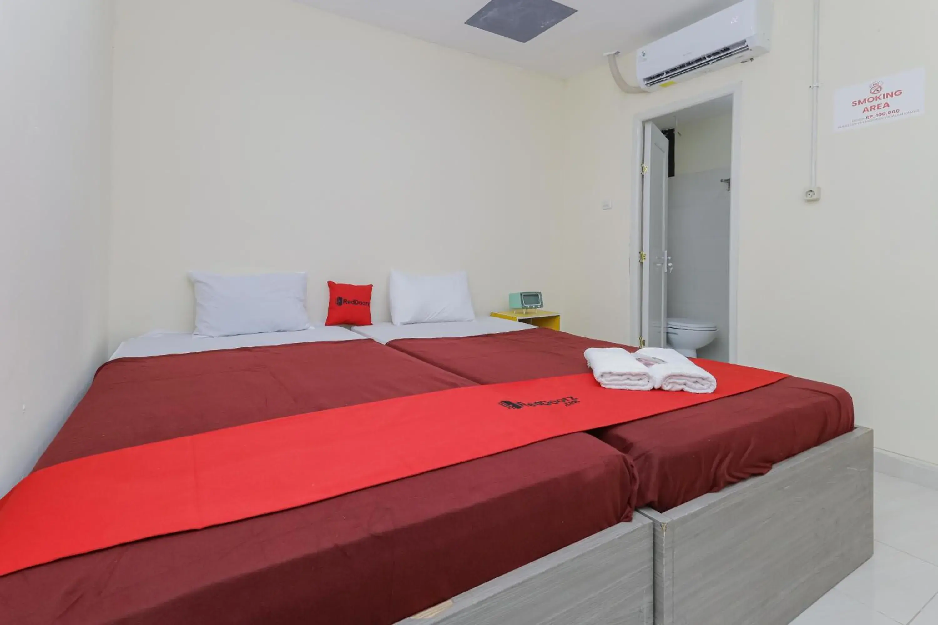 Twin Room in RedDoorz near RS Sari Asih Ciledug Twin Room in RedDoorz near RS Sari Asih Ciledug