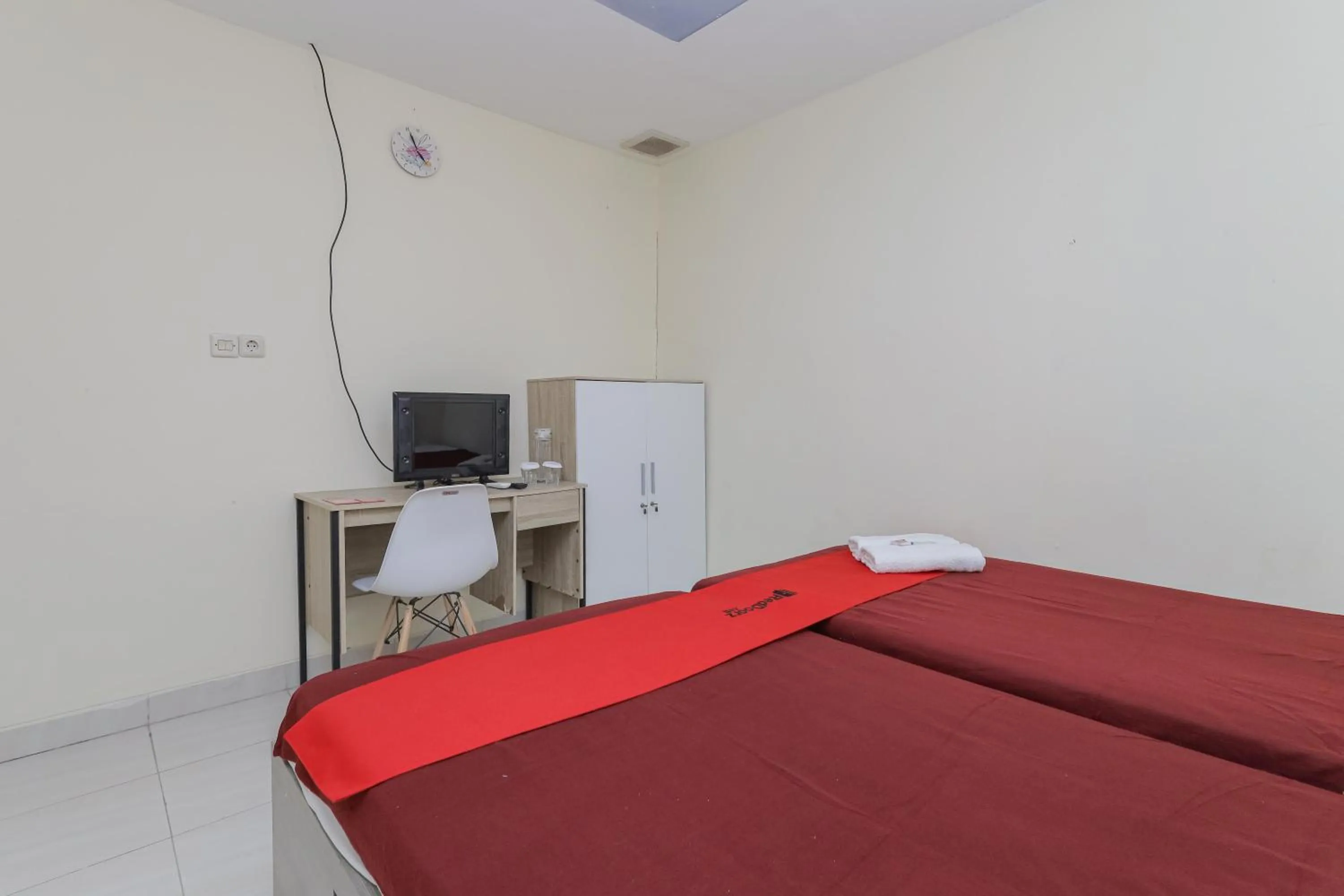 Bedroom, Bed in RedDoorz near RS Sari Asih Ciledug