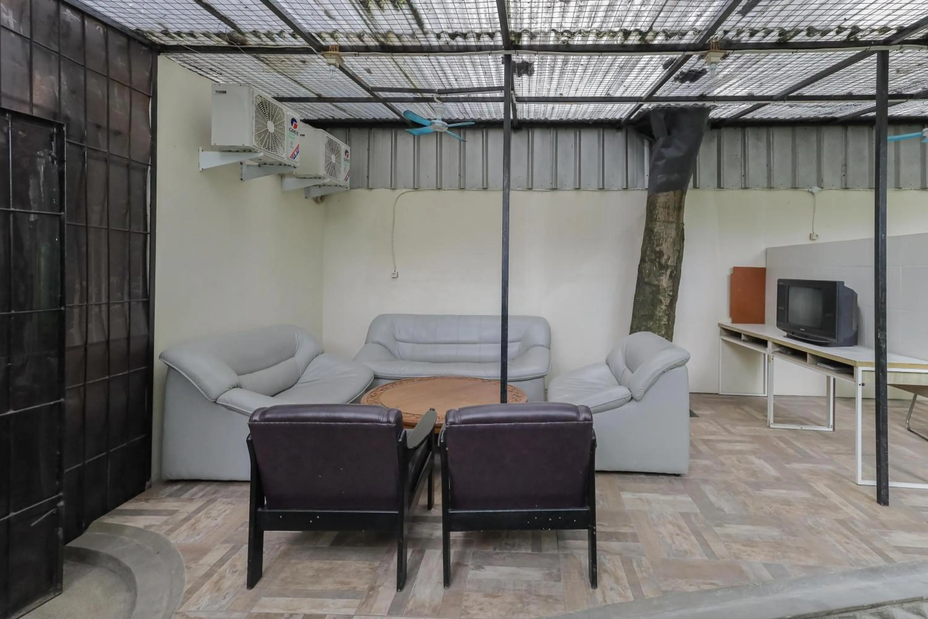 Living room in RedDoorz near RS Sari Asih Ciledug