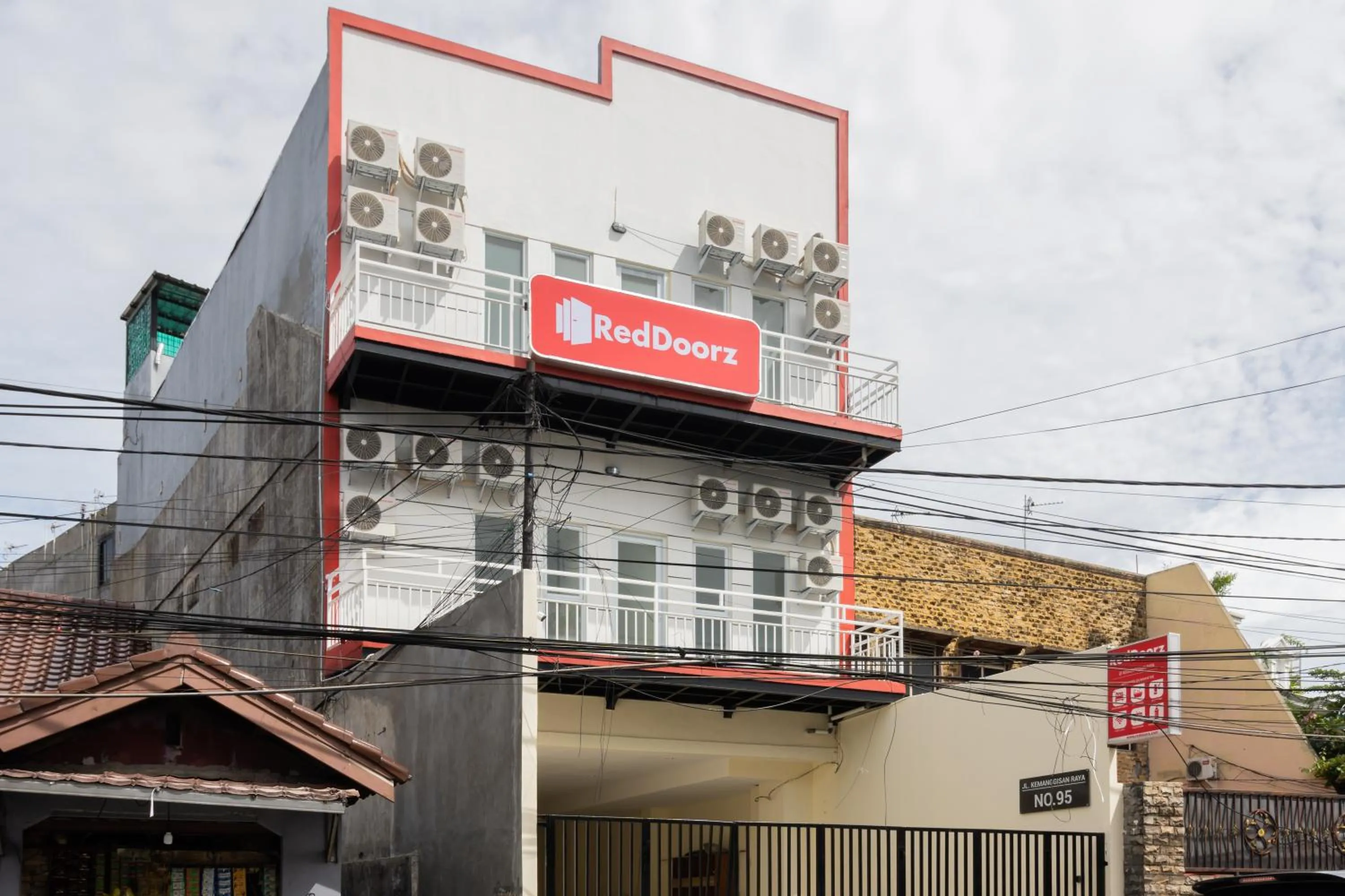 Property building in RedDoorz @ Kemanggisan Raya