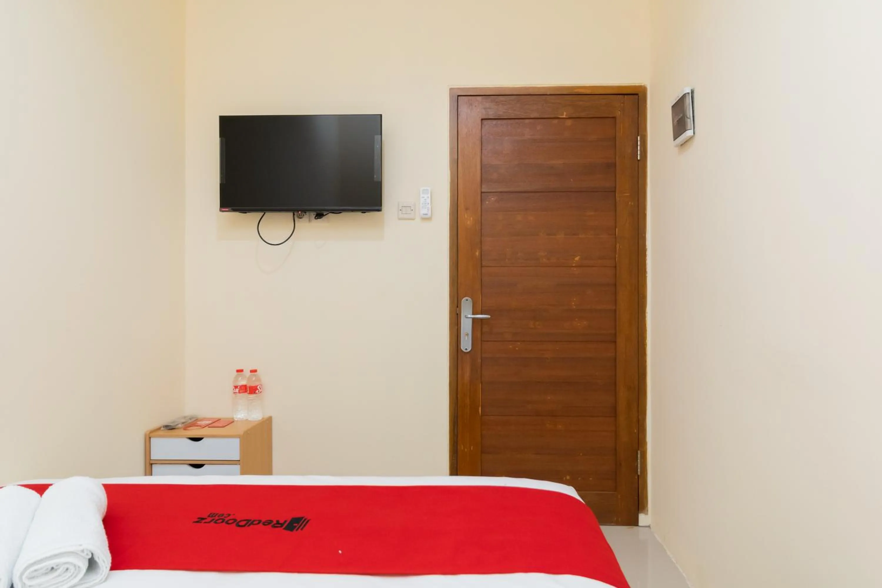 Bedroom, Bed in RedDoorz @ Kemanggisan Raya