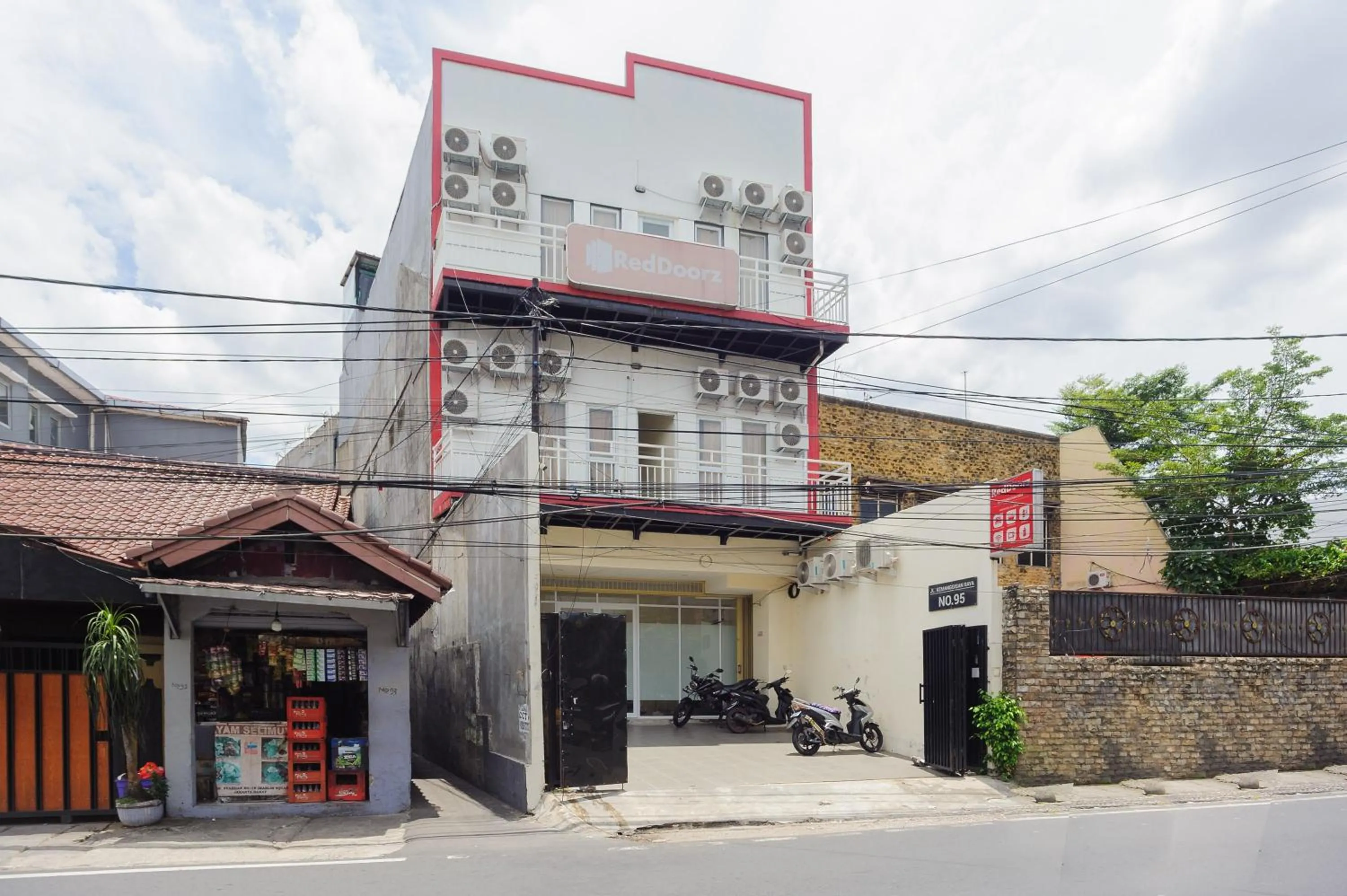 Property building in RedDoorz @ Kemanggisan Raya