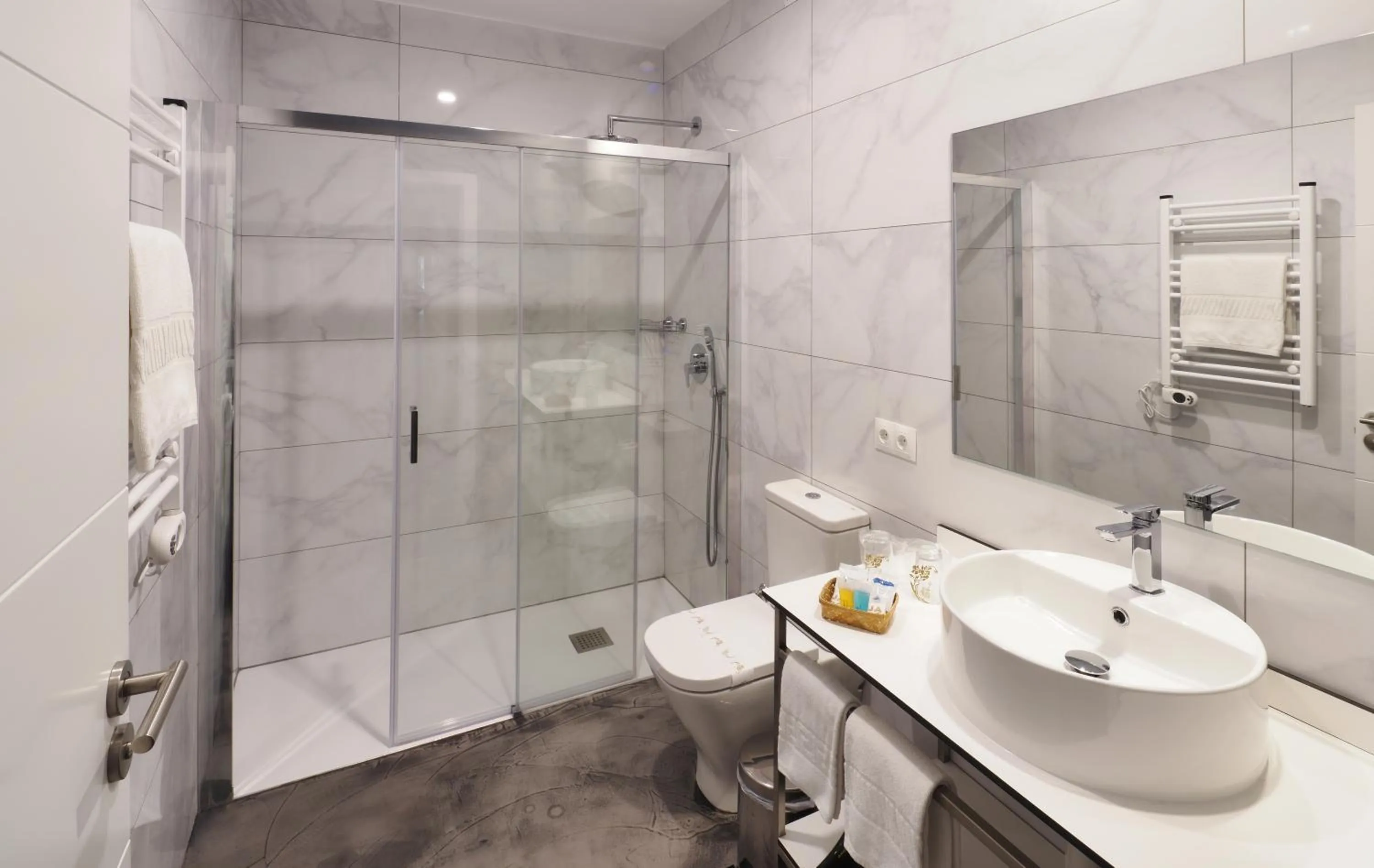 Shower in Hotel Apartamentos Dabarca