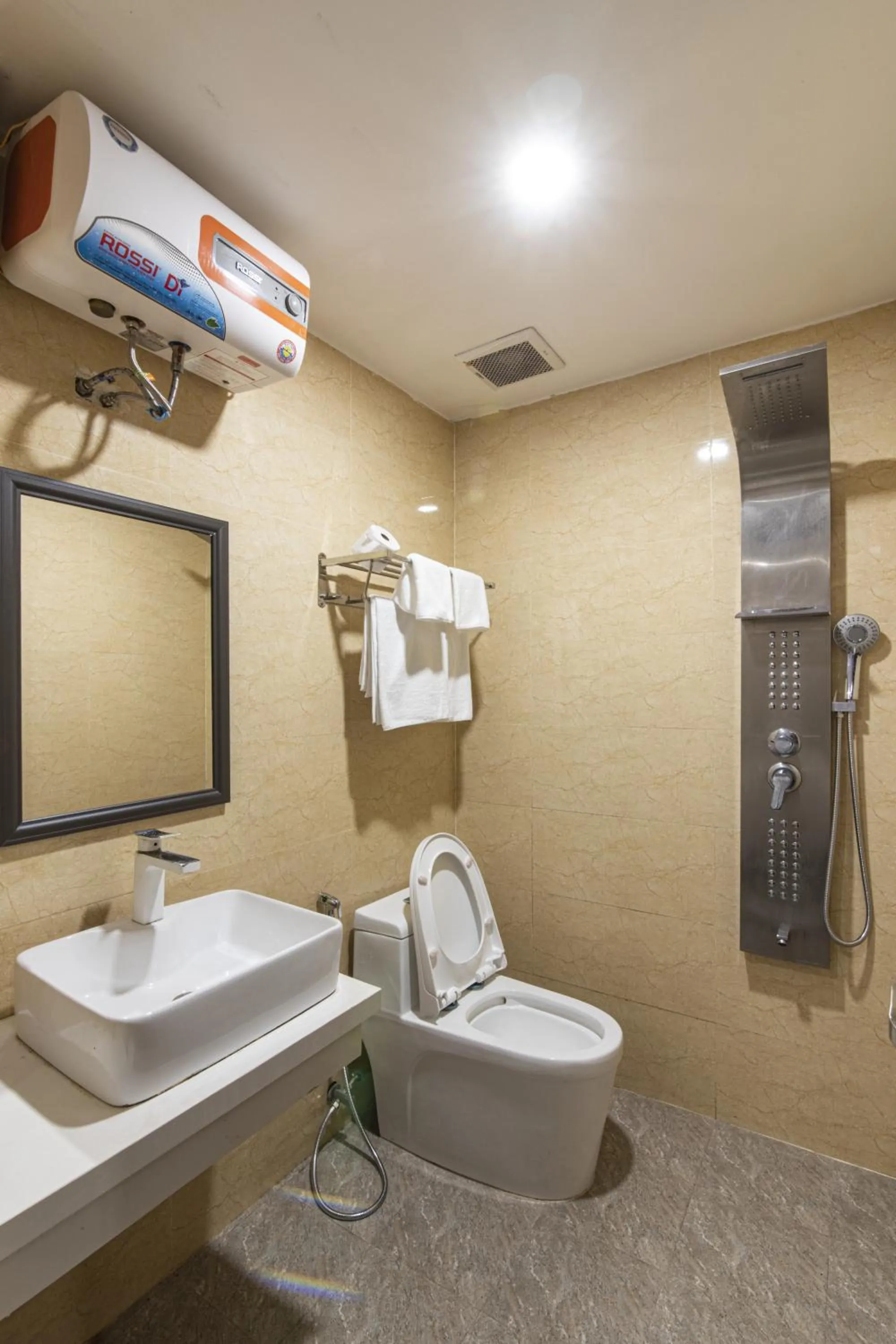 Shower in NALINI Hotel & Apartment