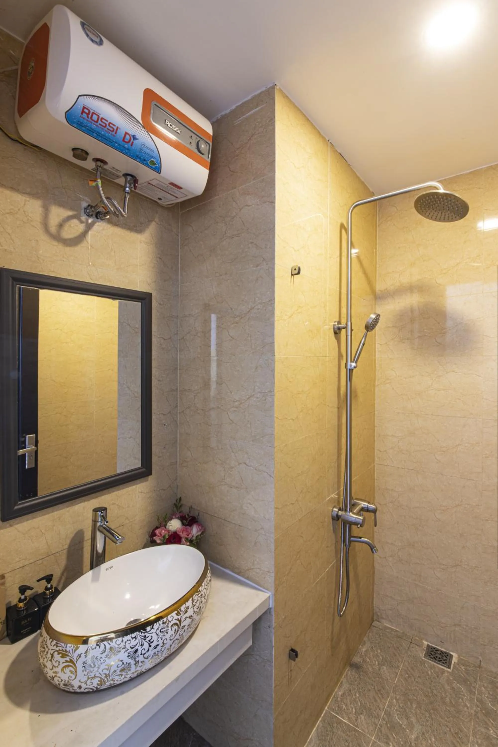 Bathroom in NALINI Hotel & Apartment