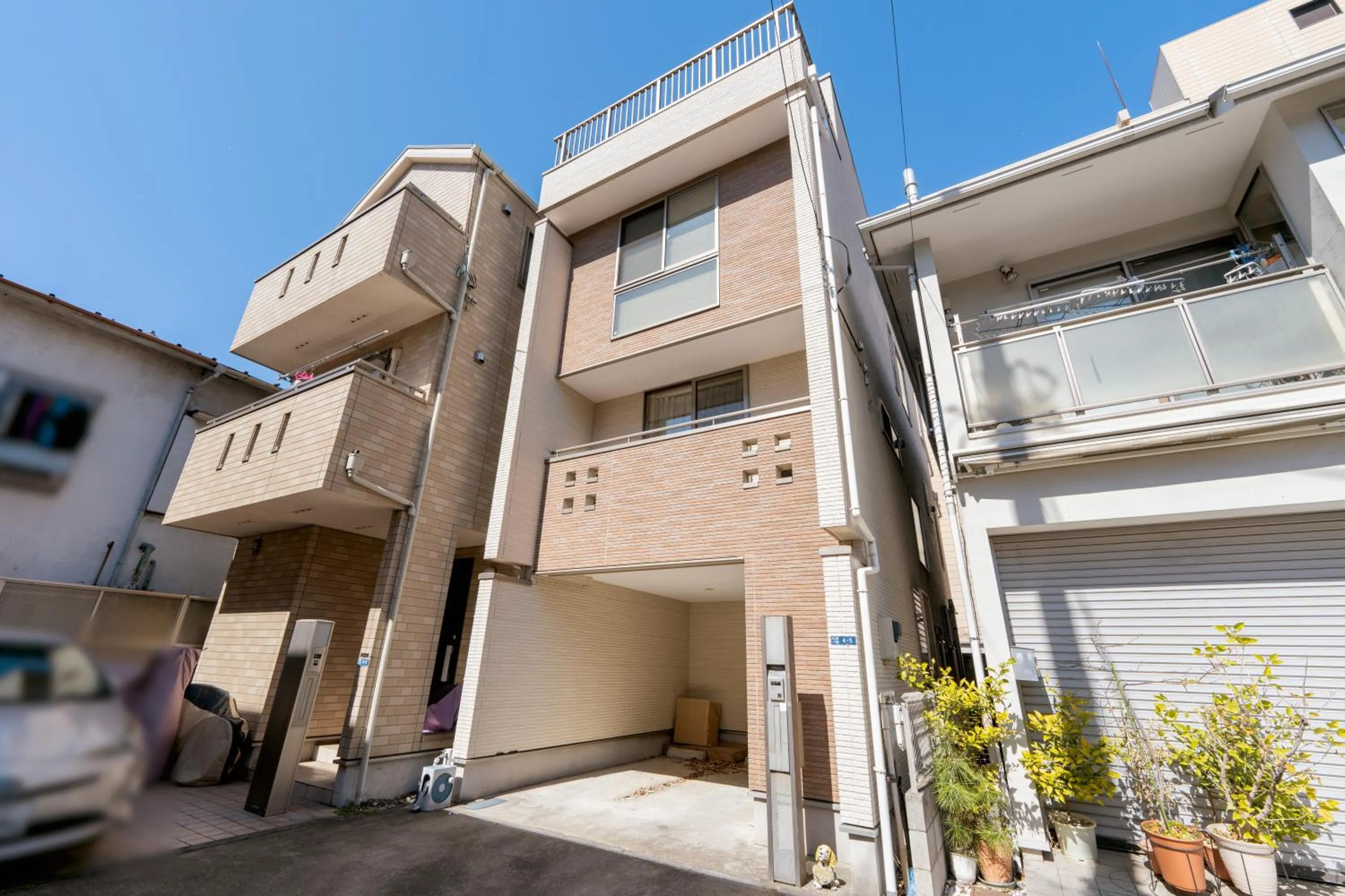 Property building in Higashi Shinjuku Modern house