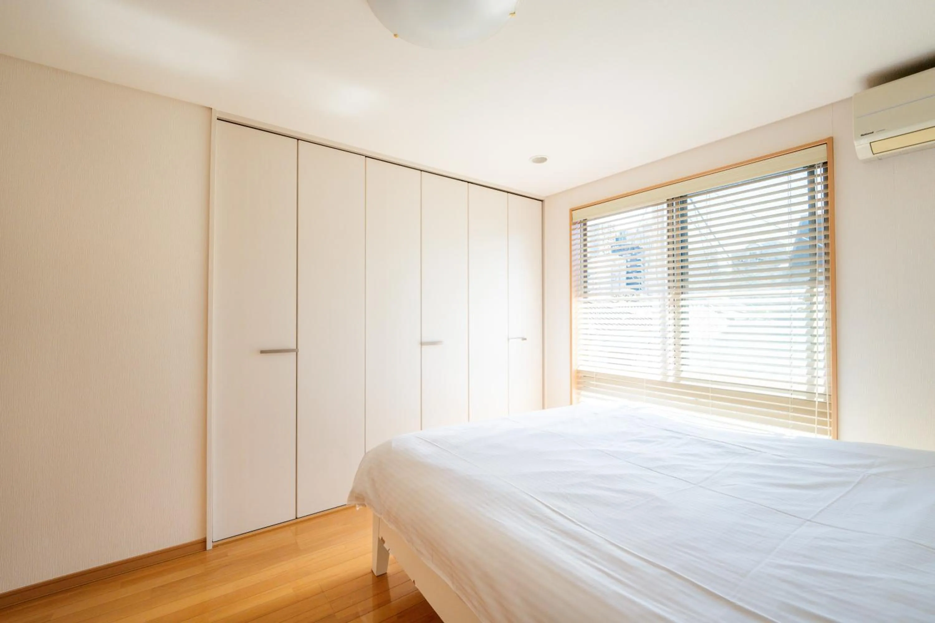 Bedroom, Bed in Higashi Shinjuku Modern house