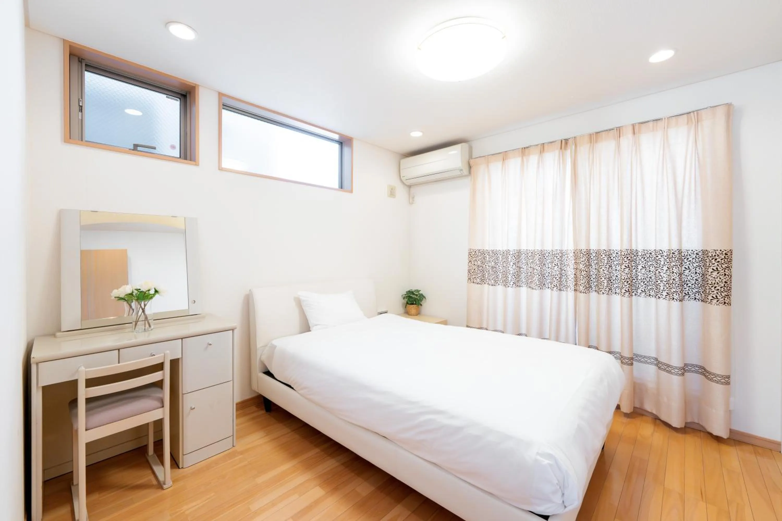 Bedroom, Bed in Higashi Shinjuku Modern house
