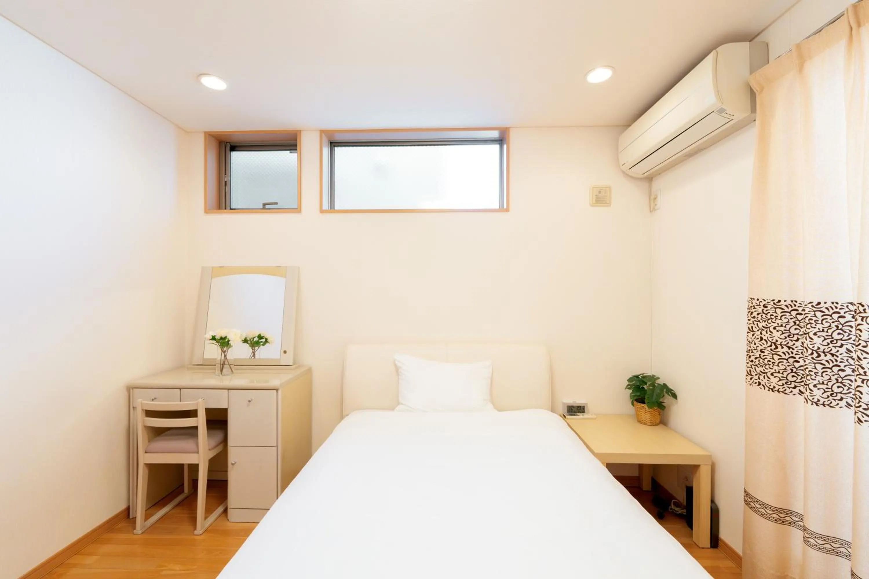 Bedroom, Bed in Higashi Shinjuku Modern house