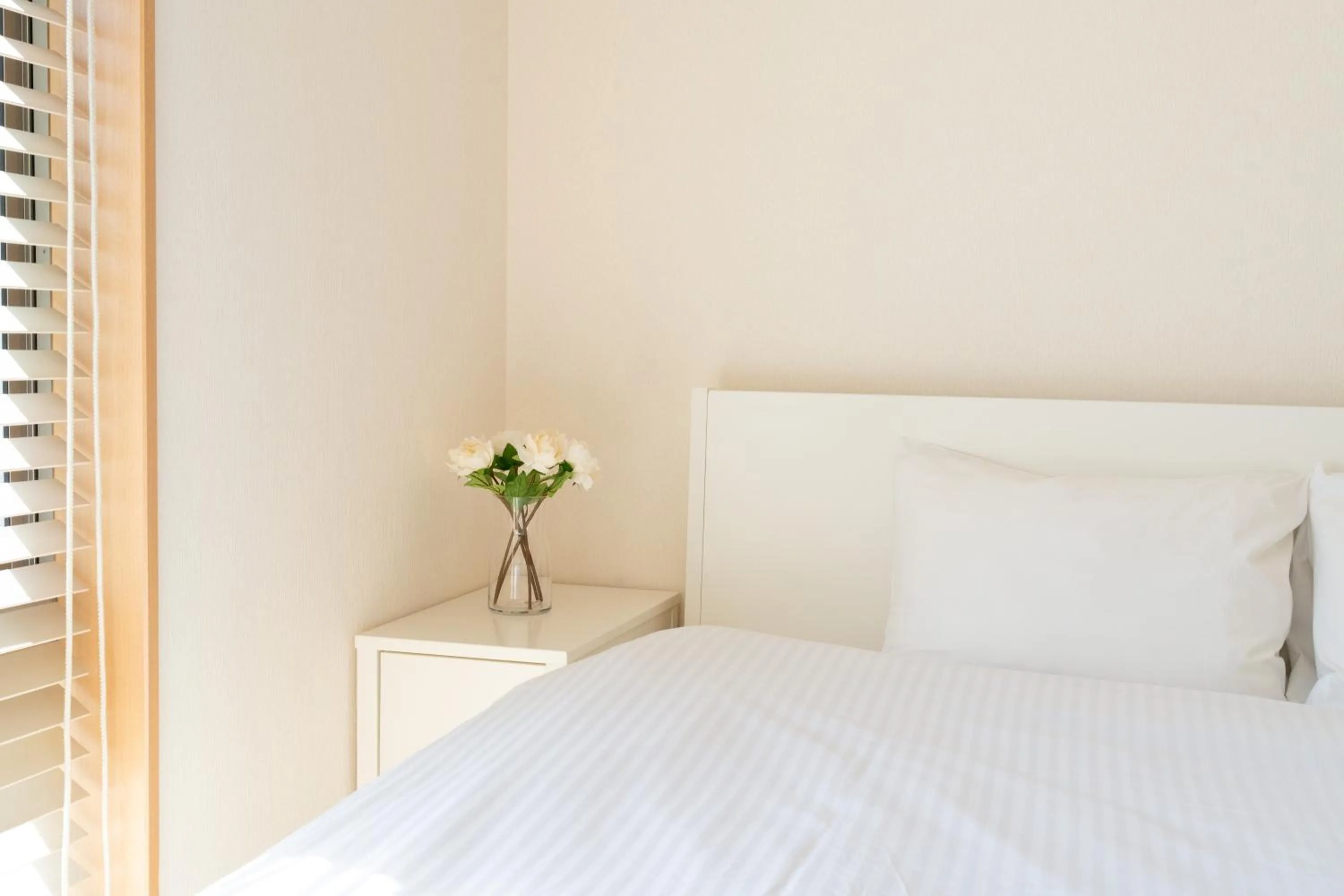 Bedroom, Bed in Higashi Shinjuku Modern house