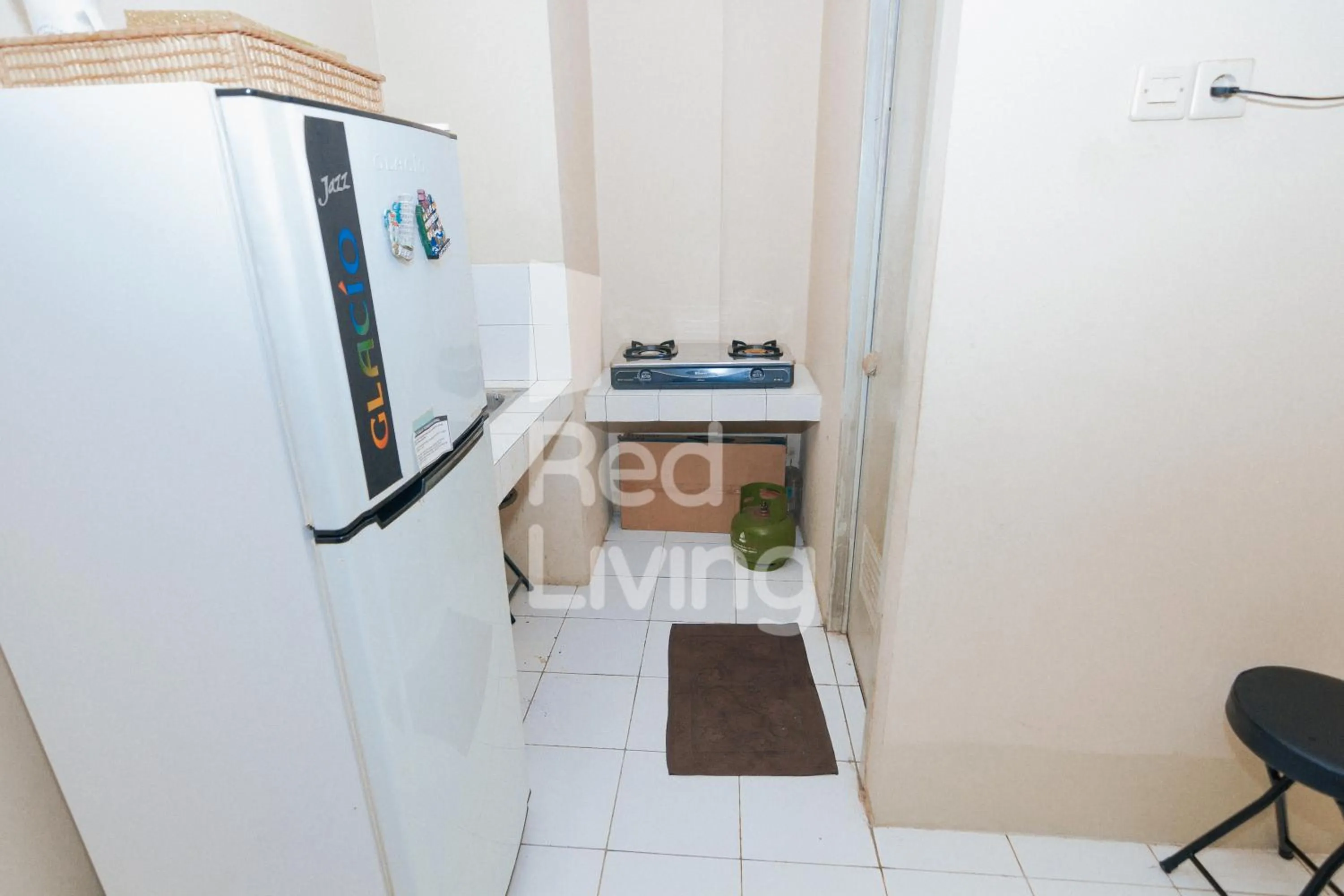 Kitchen or kitchenette in RedLiving Apartemen Emerald Hill - SR Rooms Tower Green