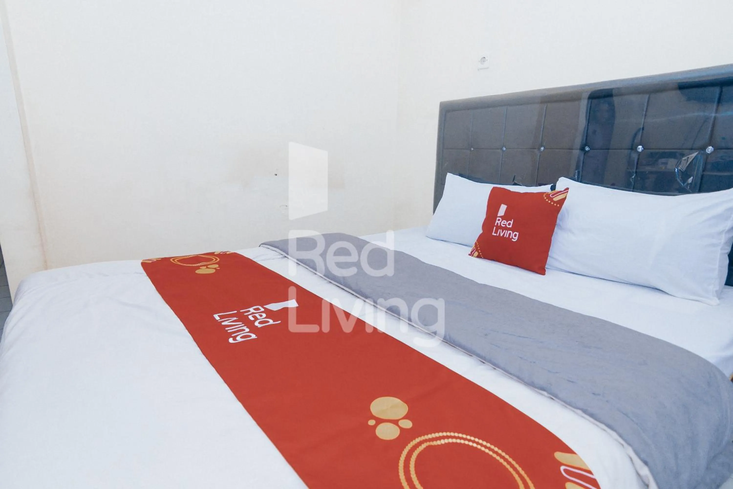 Bedroom, Bed in RedLiving Apartemen Emerald Hill - SR Rooms Tower Green