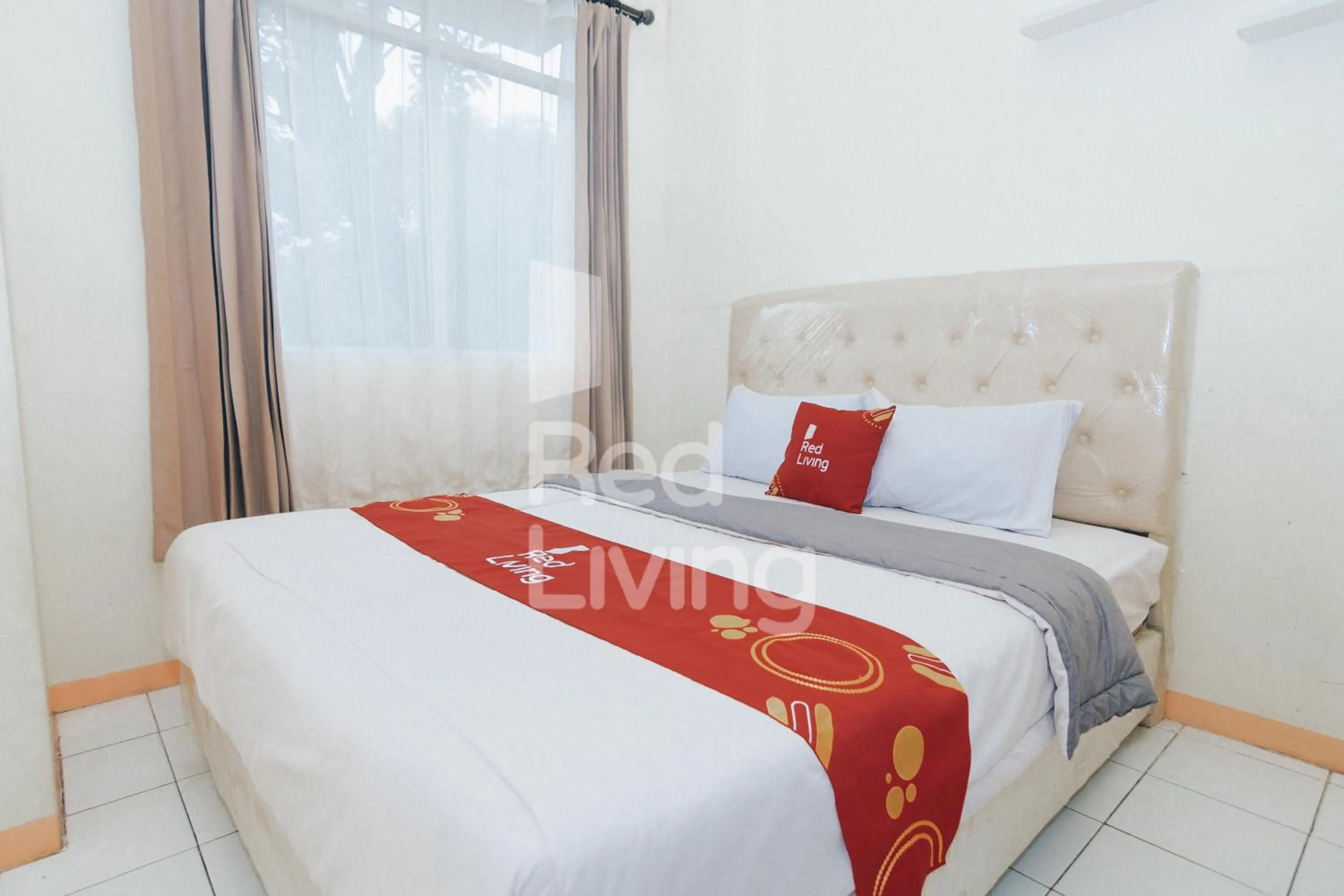 Bedroom, Bed in RedLiving Apartemen Emerald Hill - SR Rooms Tower Green