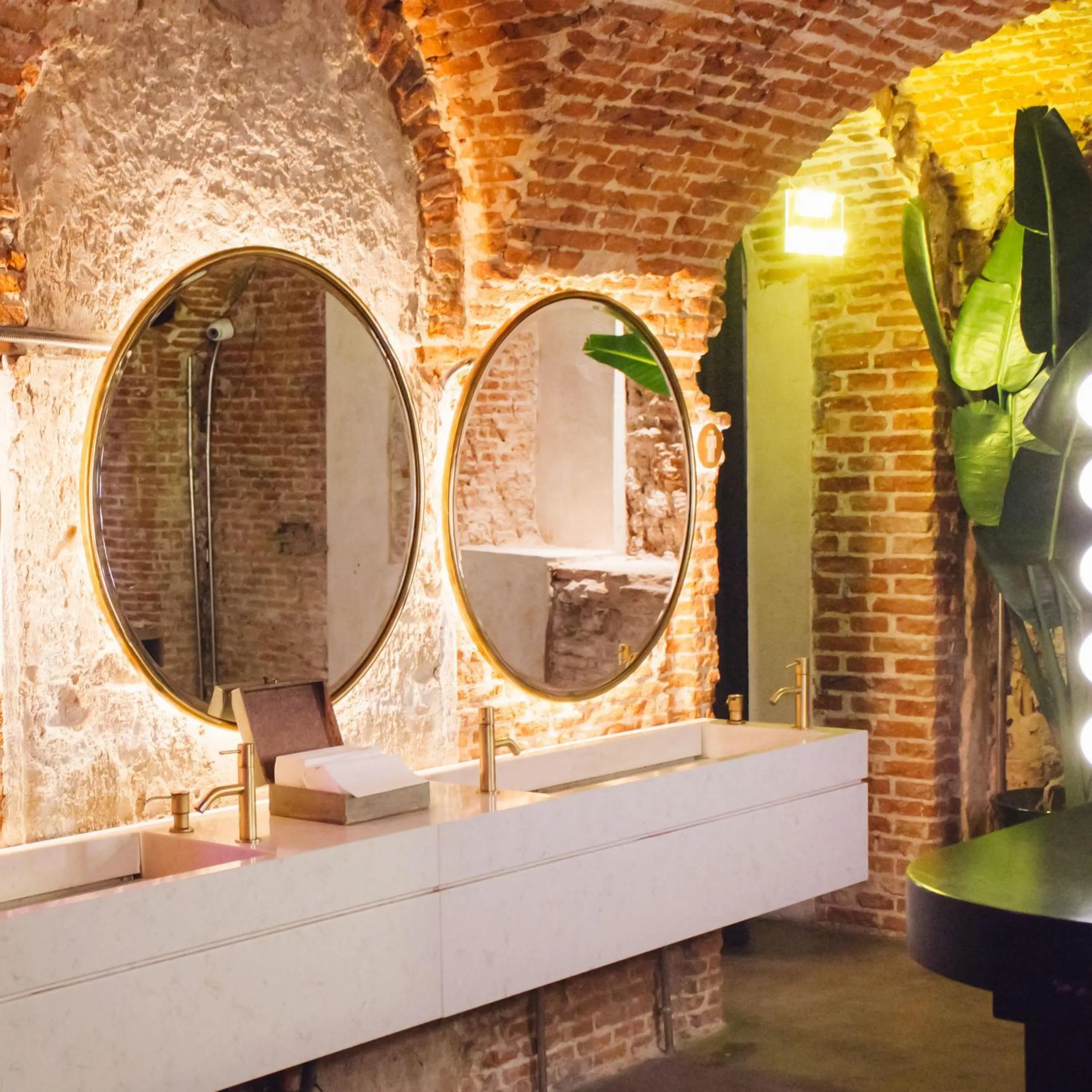 Restaurant/places to eat in Hotel Regina