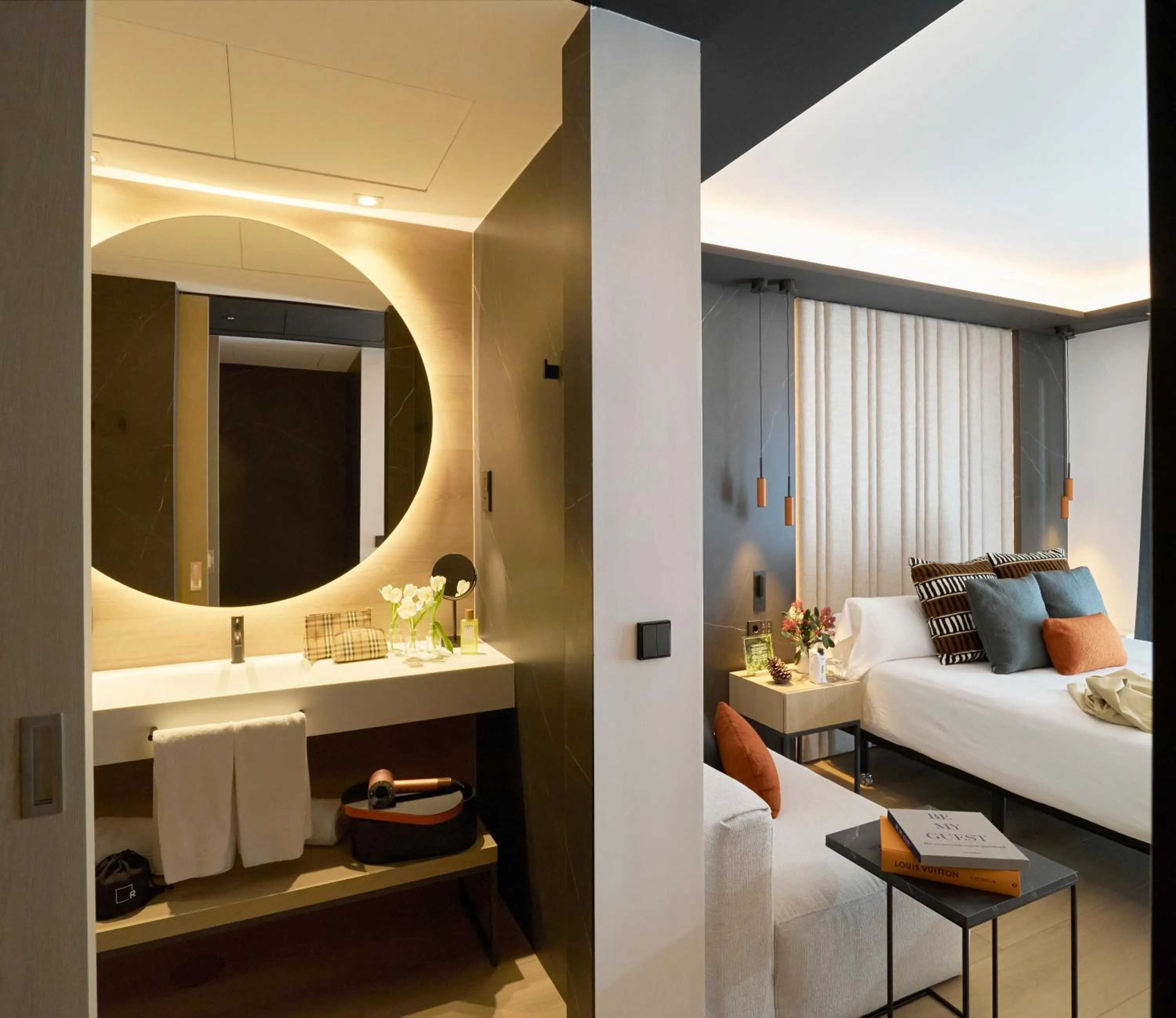 Bathroom, Bed in Hotel Regina