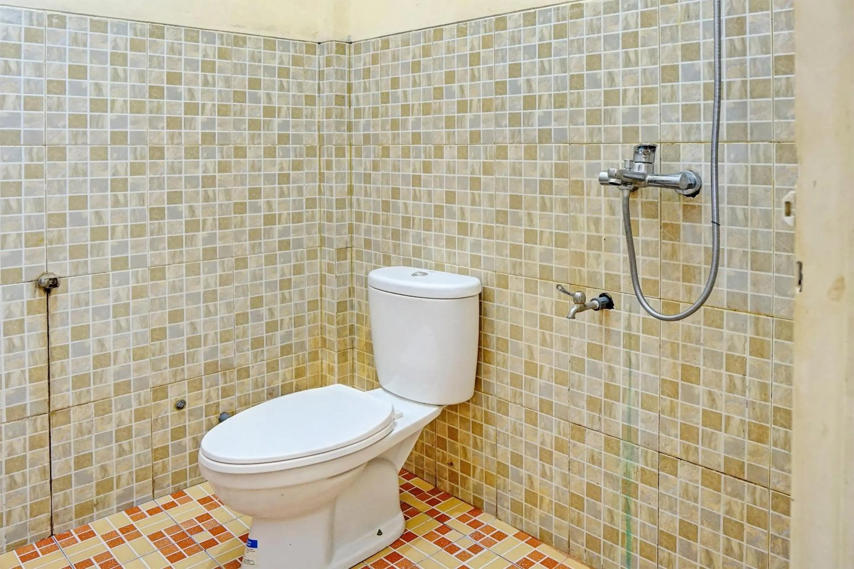 Bathroom in OYO Life 91984 Taufik Kost Syariah