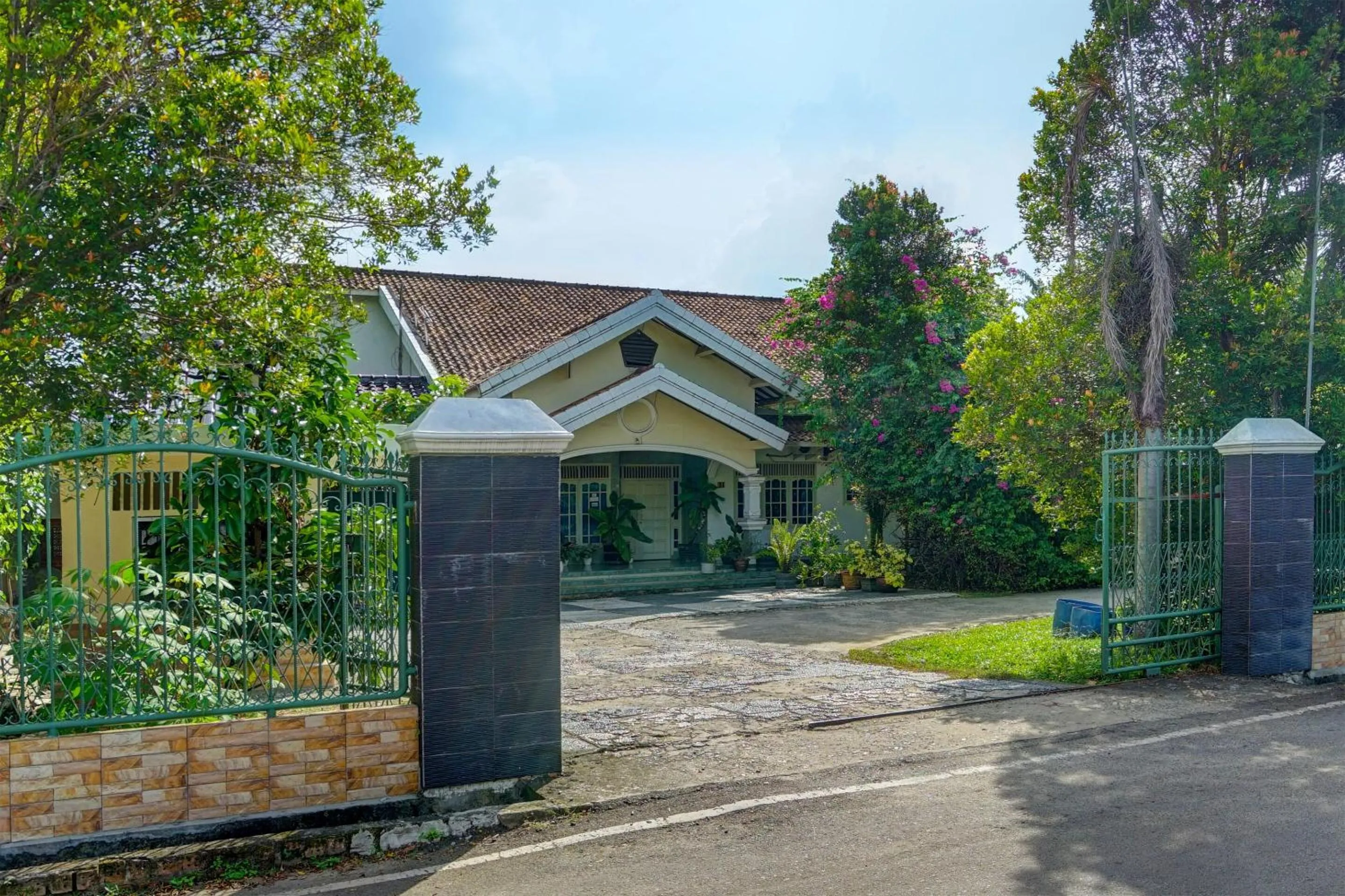 Facade/entrance in OYO Life 91984 Taufik Kost Syariah