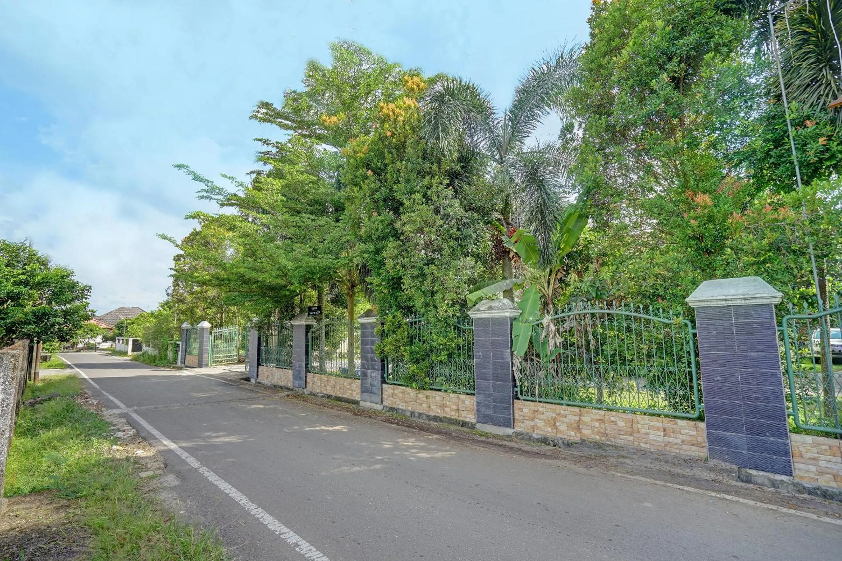Facade/entrance in OYO Life 91984 Taufik Kost Syariah