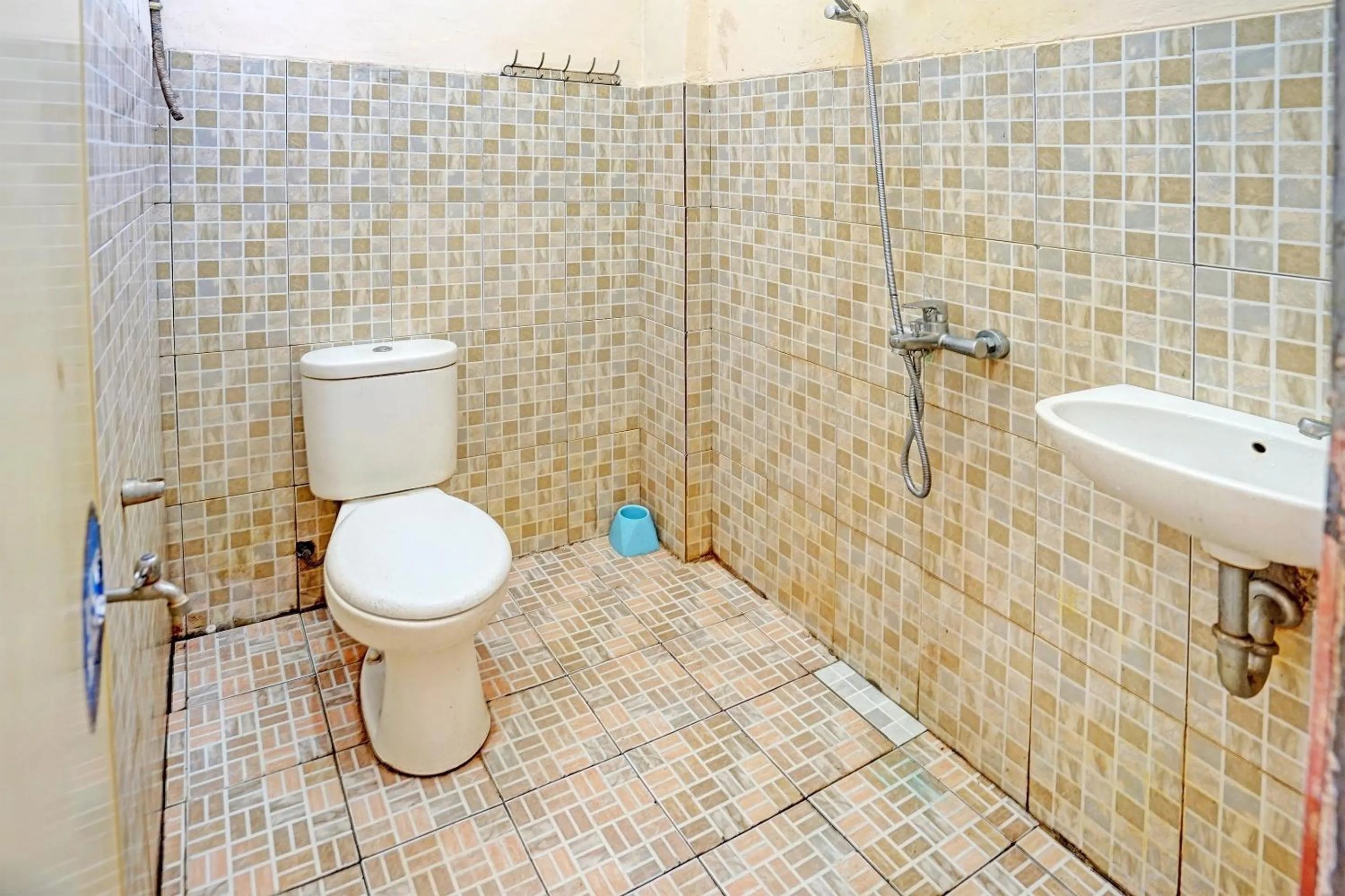 Bathroom in OYO Life 91984 Taufik Kost Syariah