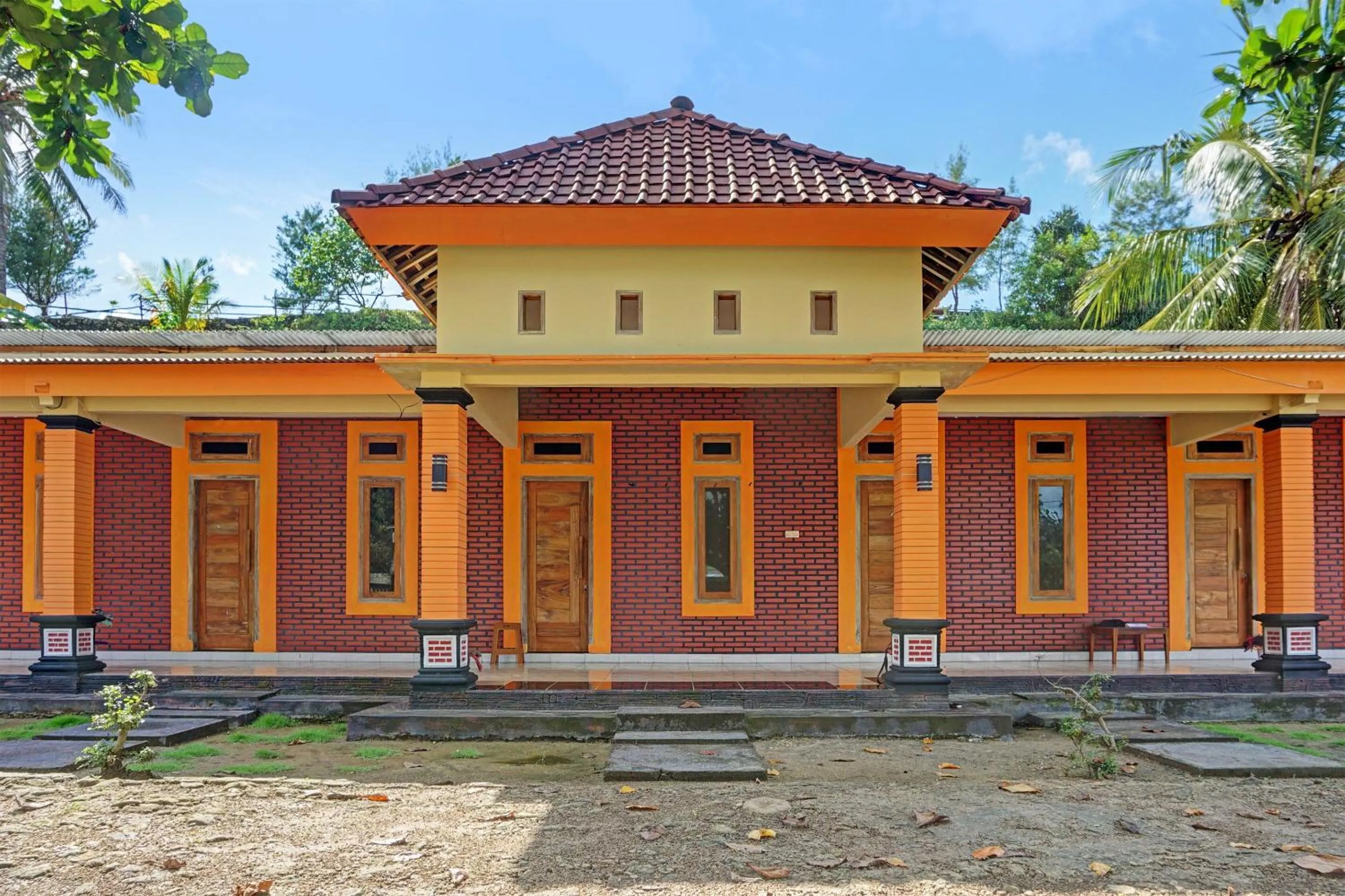 Facade/entrance in OYO Life 91988 Azka Homestay Klayar