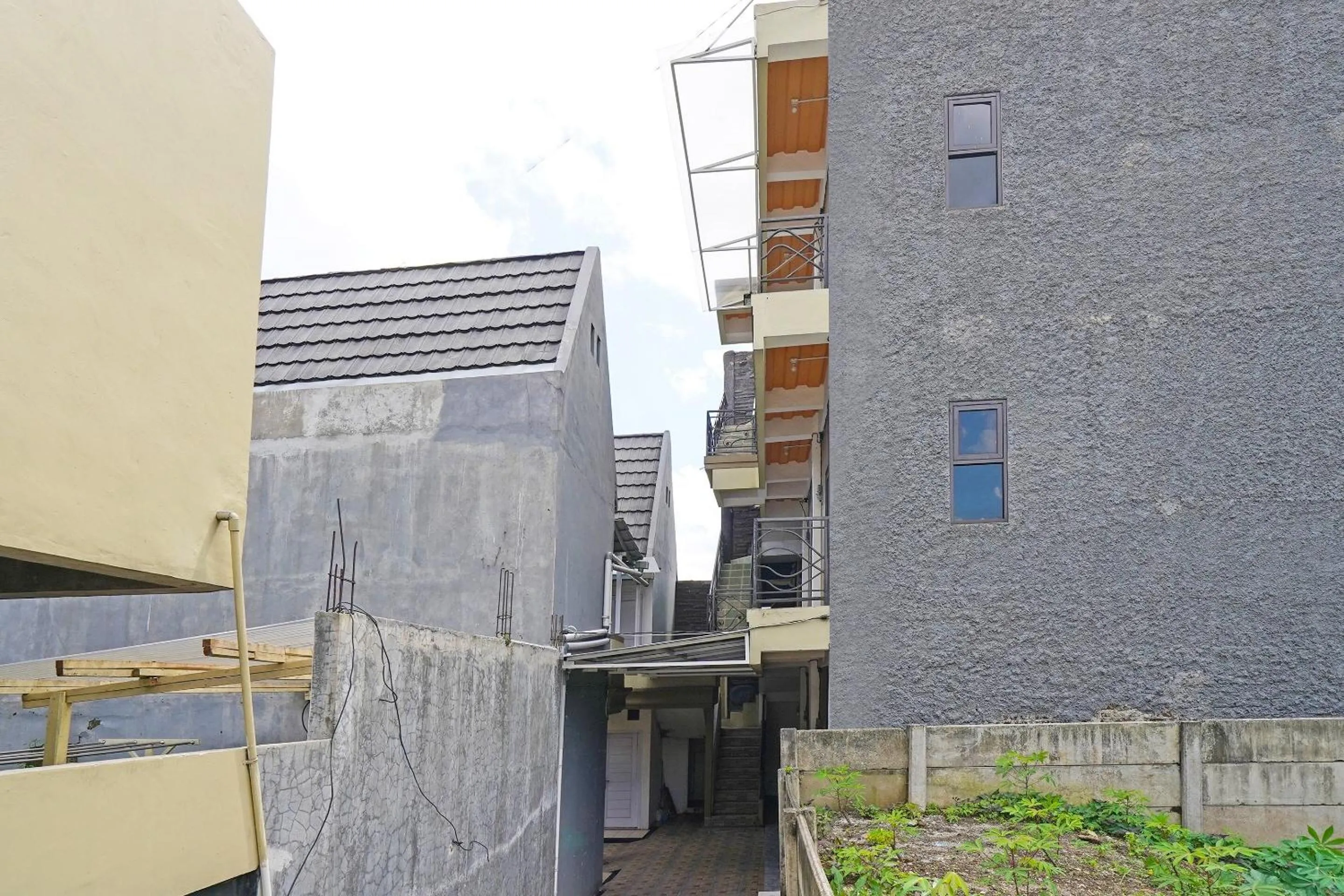 Facade/entrance in SPOT ON 91993 Pondok Hs Padalarang Syariah