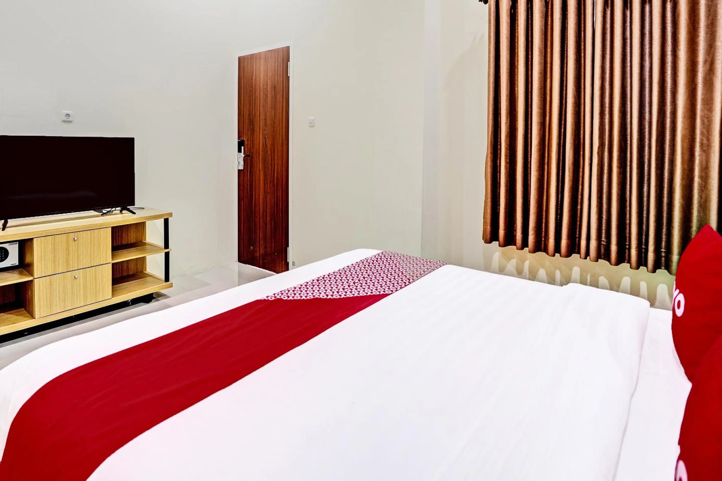 Bedroom, Bed in OYO 91997 Edhotel Smk Models Syariah