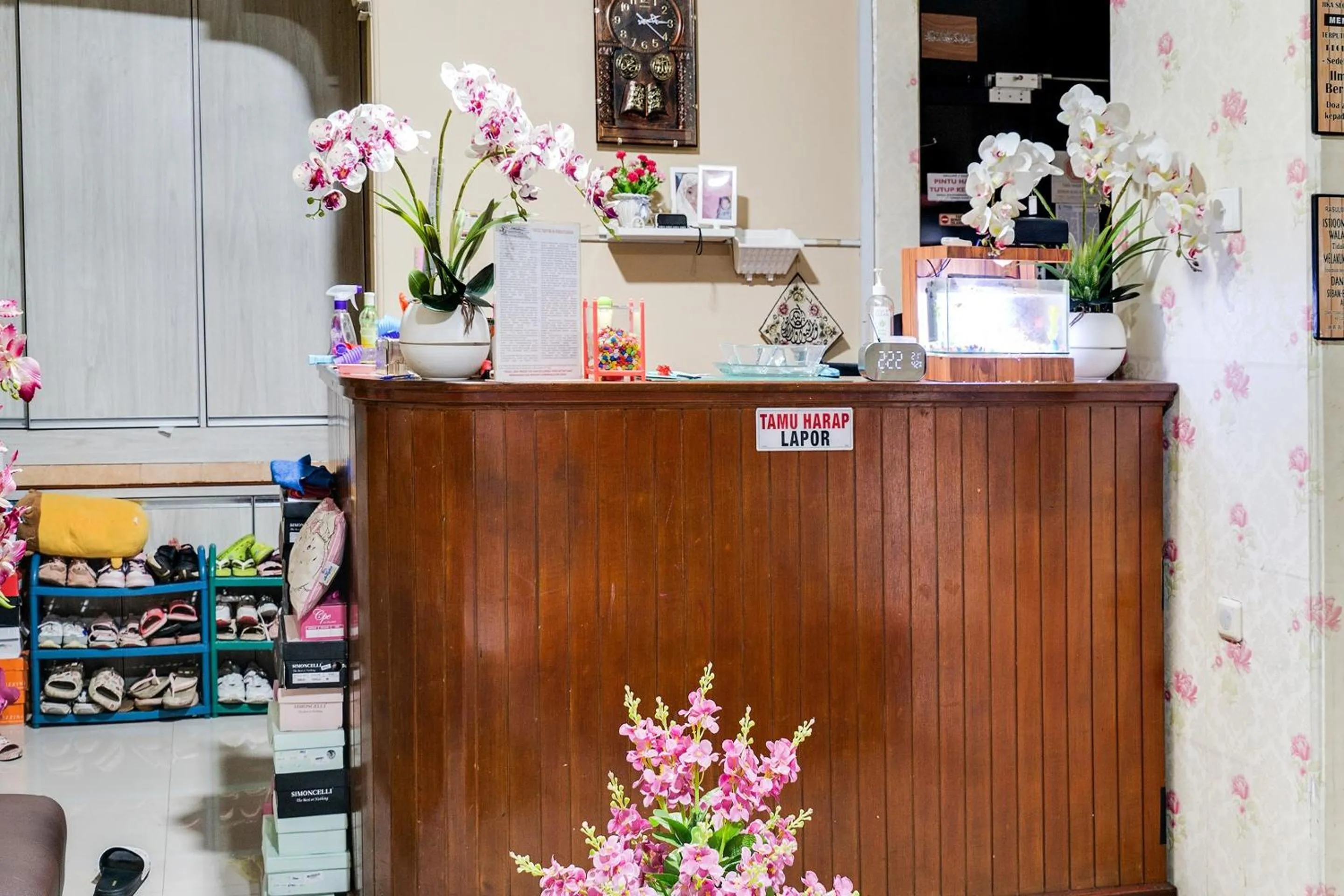 Lobby or reception in OYO Life 91994 Sawerigading Jatinangor Syariah