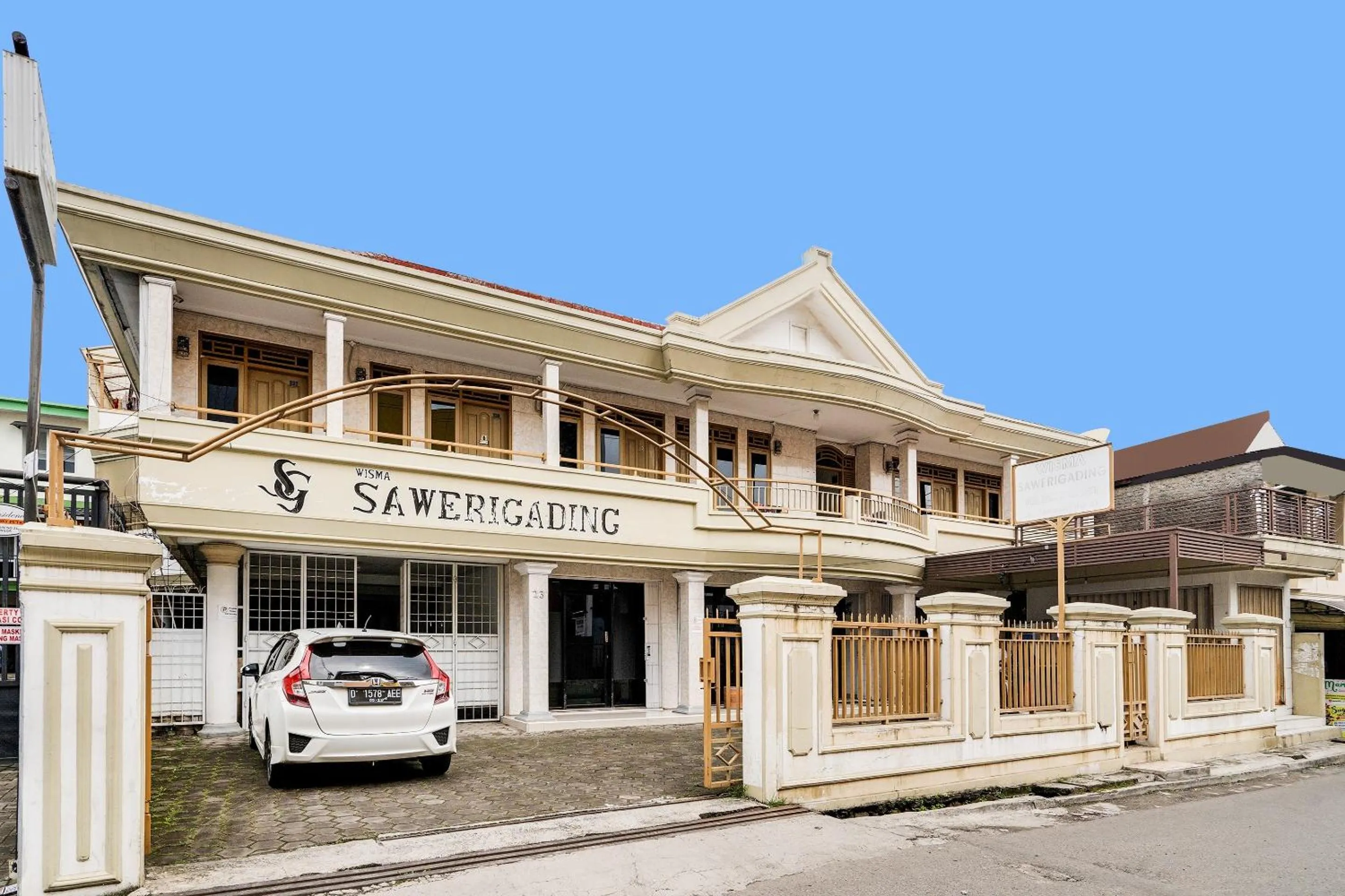 Facade/entrance in OYO Life 91994 Sawerigading Jatinangor Syariah