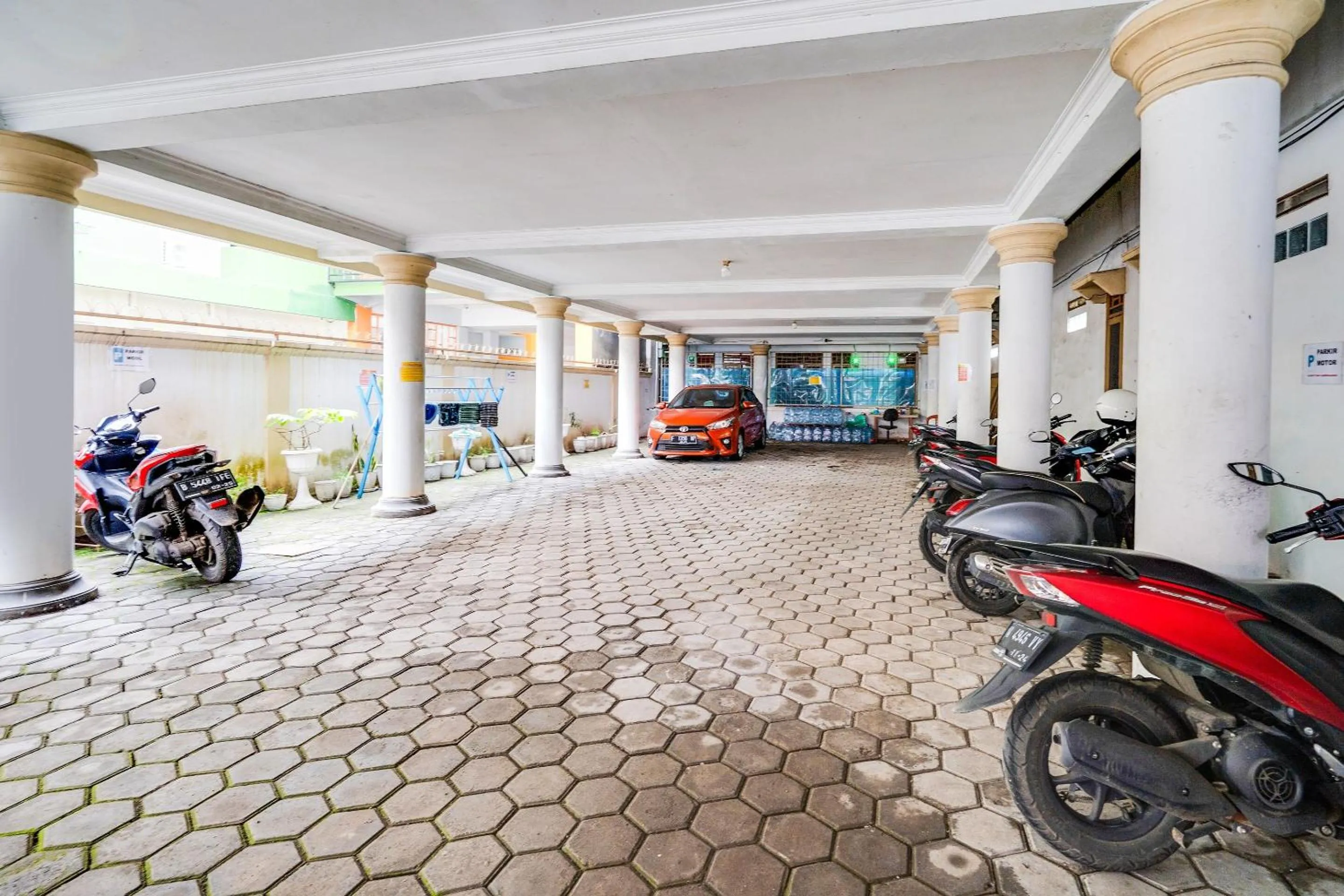 Lobby or reception in OYO Life 91994 Sawerigading Jatinangor Syariah