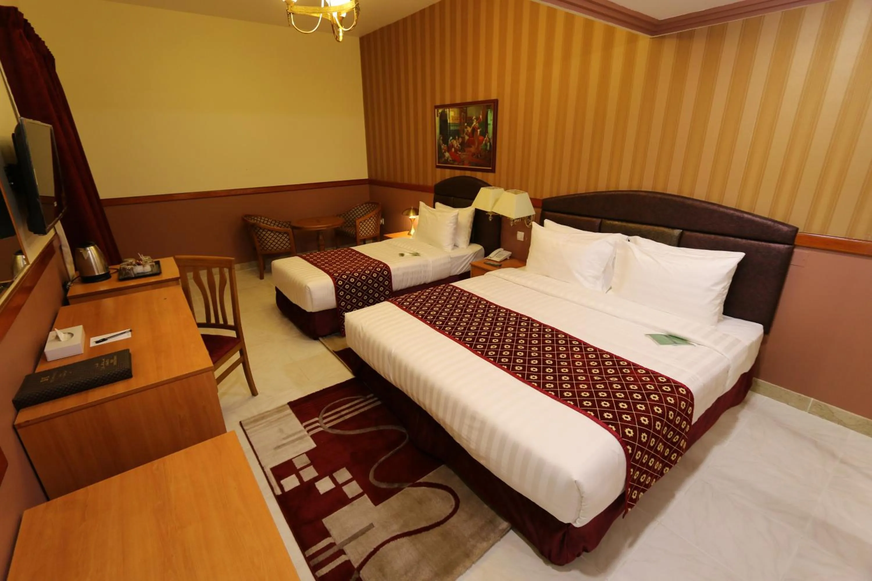 Communal lounge/ TV room, Bed in NEW CALIFORNIA HOTEL