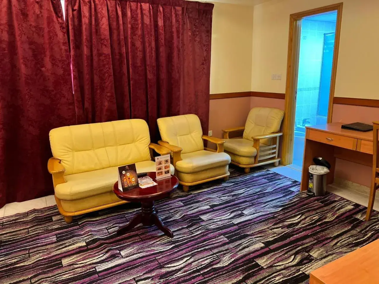 Deluxe Single Room in NEW CALIFORNIA HOTEL Deluxe Single Room in NEW CALIFORNIA HOTEL