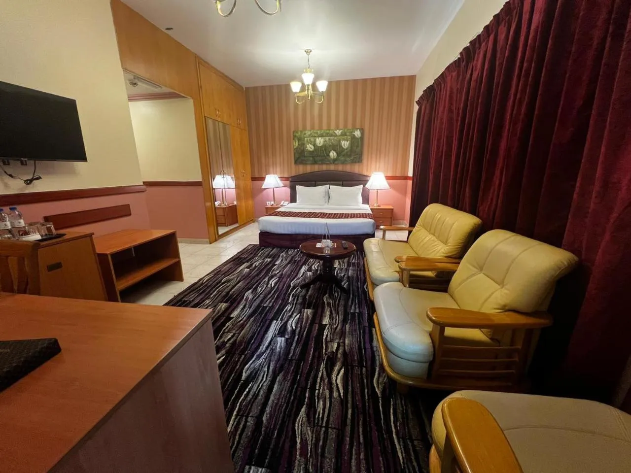 Photo of the whole room, Bed in NEW CALIFORNIA HOTEL