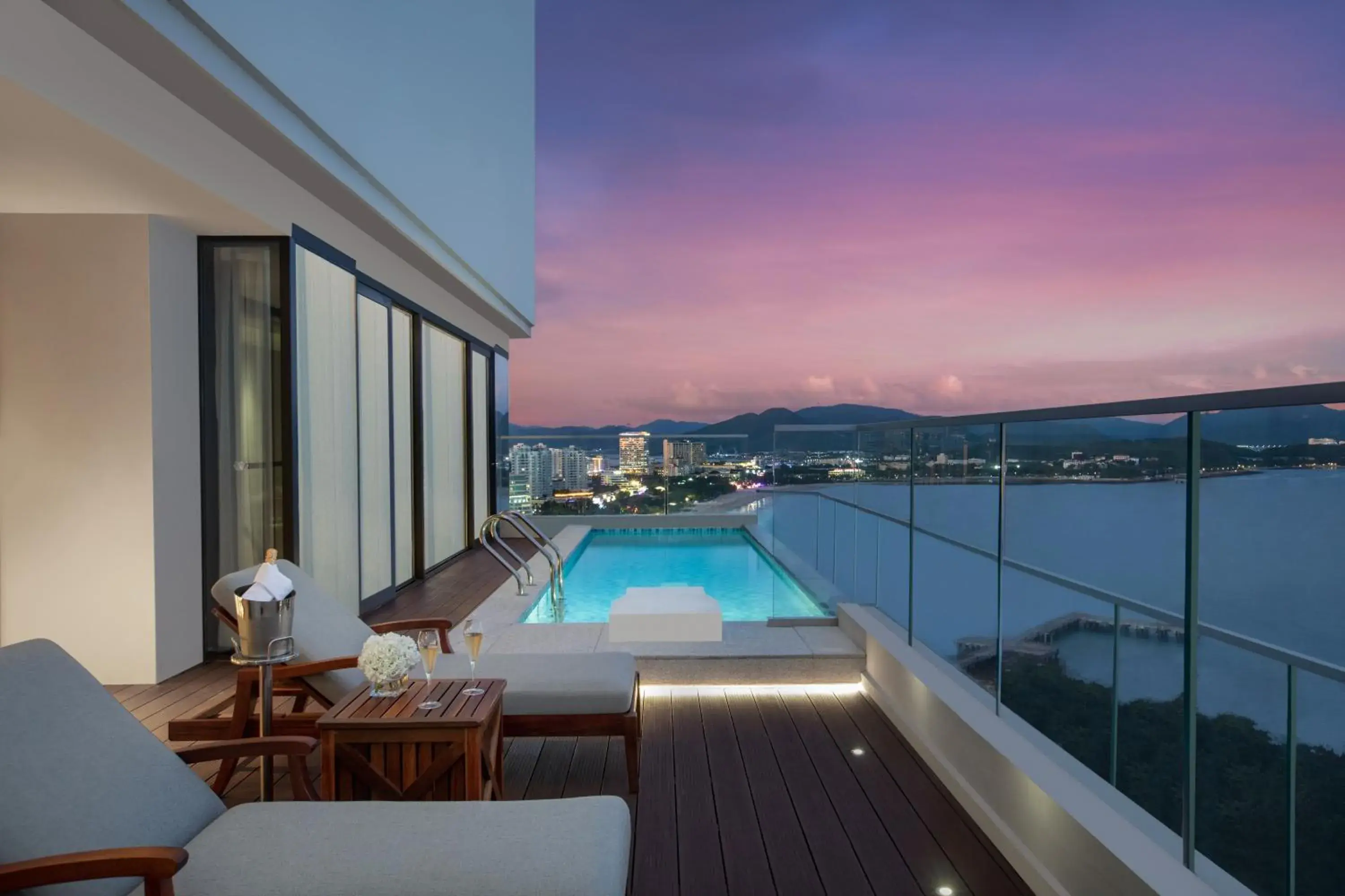 Three-bedroom Penthouse(Once during your stay, you can enjoy a buffet-style afternoon tea with alcoholic beverages.) in Ascott Dadonghai Bay Sanya Three-bedroom Penthouse(Once during your stay, you can enjoy a buffet-style afternoon tea with alcoholic beverages.) in Ascott Dadonghai Bay Sanya