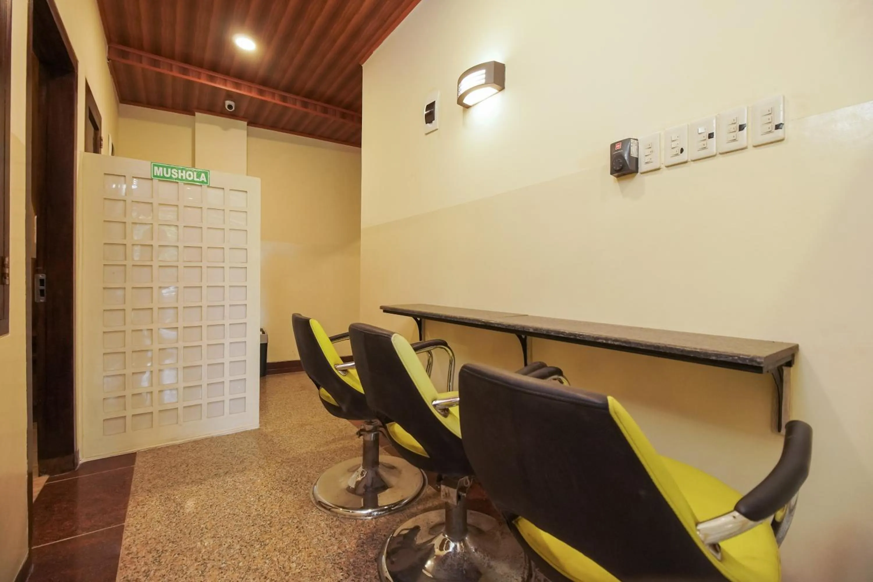 Seating area in Urbanview Hotel Cantee Halim Perdanakusuma by RedDoorz