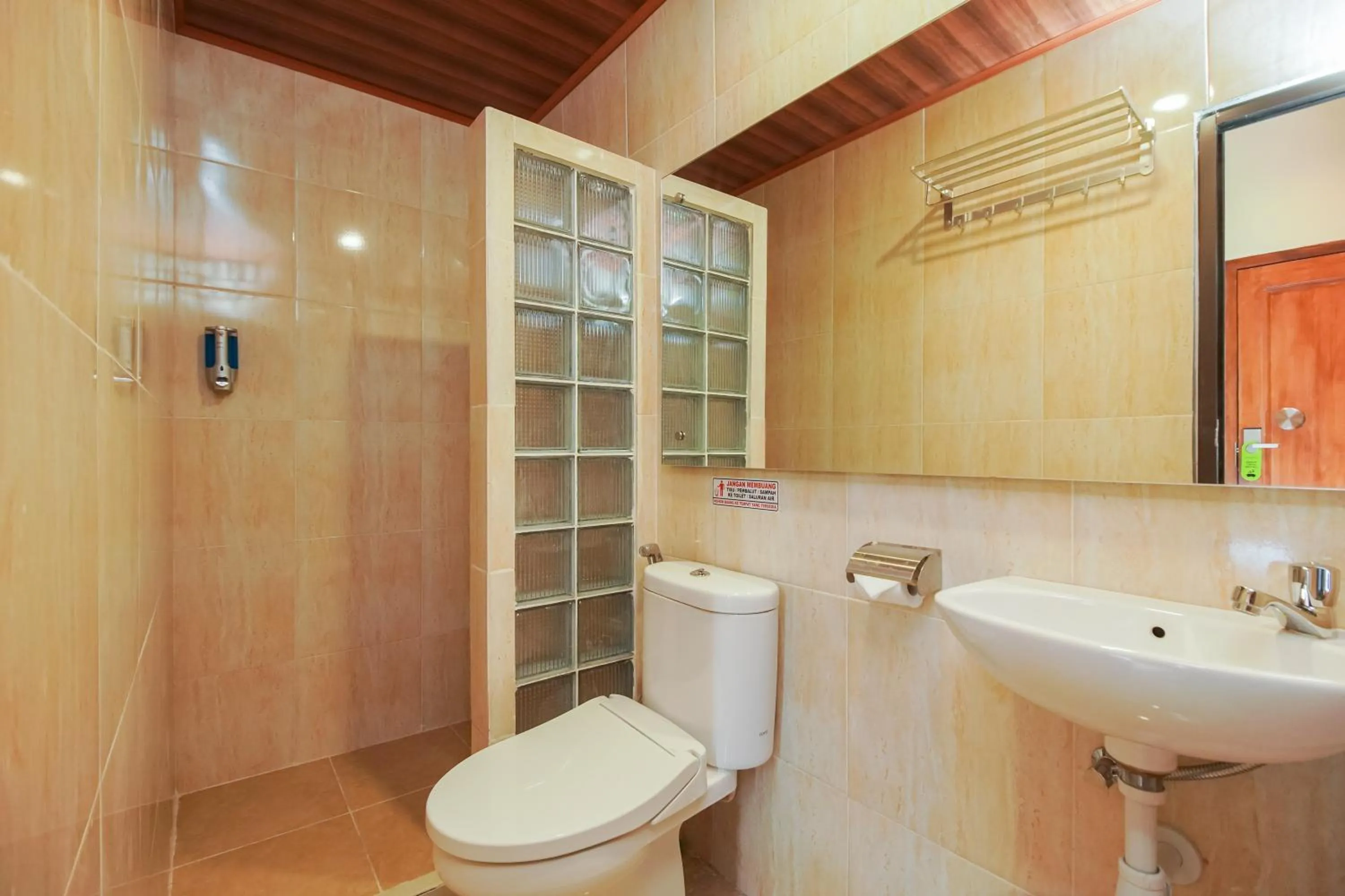 Bathroom in Urbanview Hotel Cantee Halim Perdanakusuma by RedDoorz