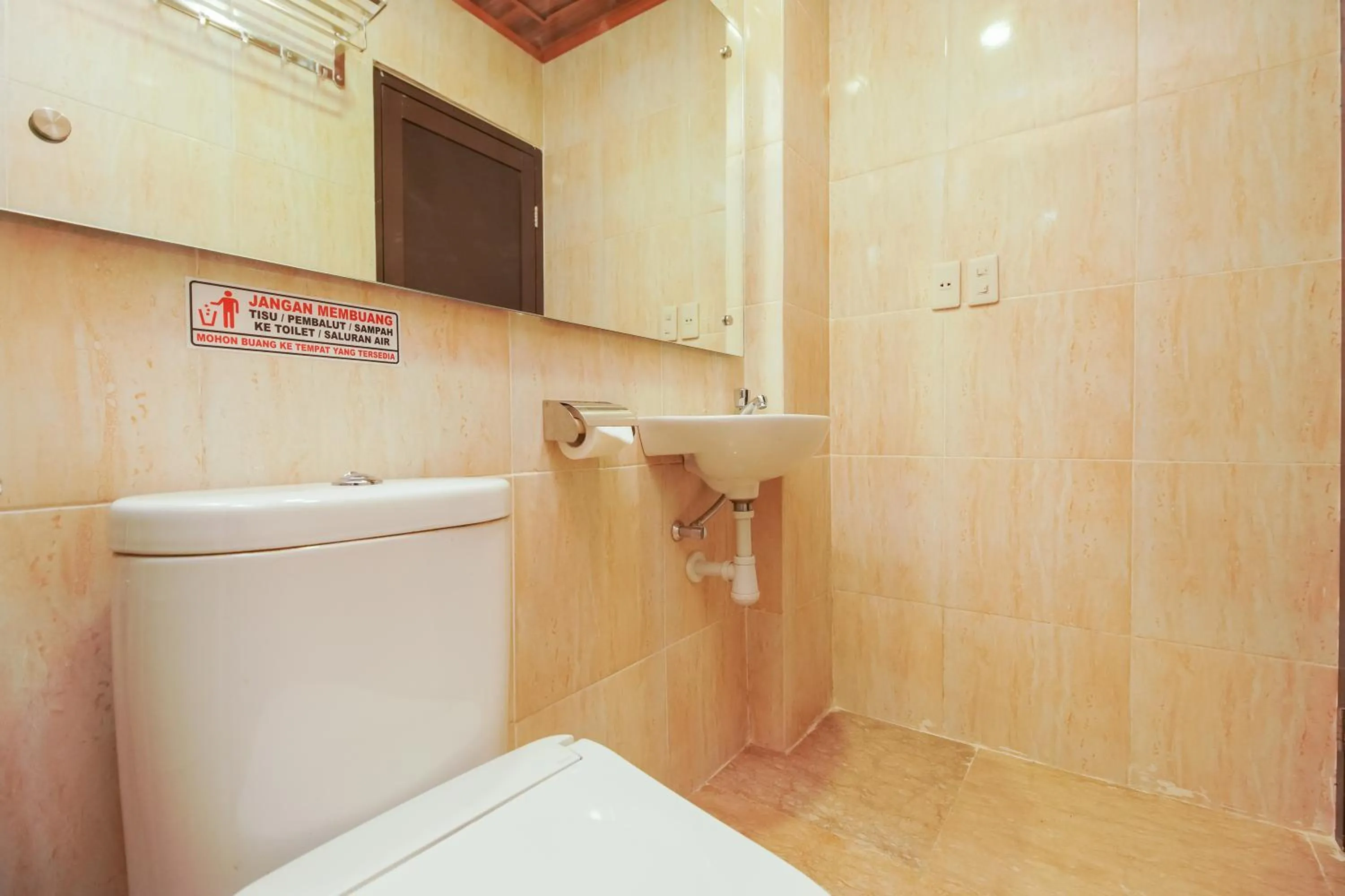 Bathroom in Urbanview Hotel Cantee Halim Perdanakusuma by RedDoorz