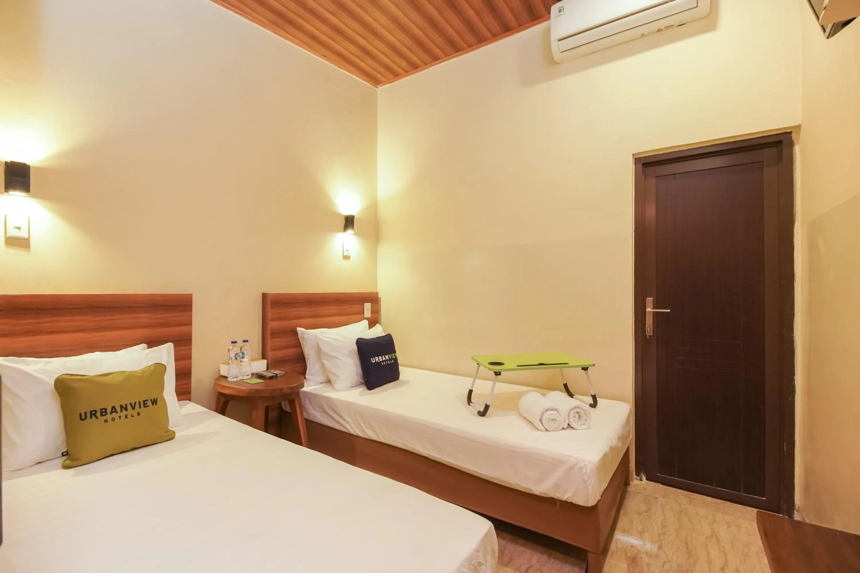 Bedroom, Bed in Urbanview Hotel Cantee Halim Perdanakusuma by RedDoorz