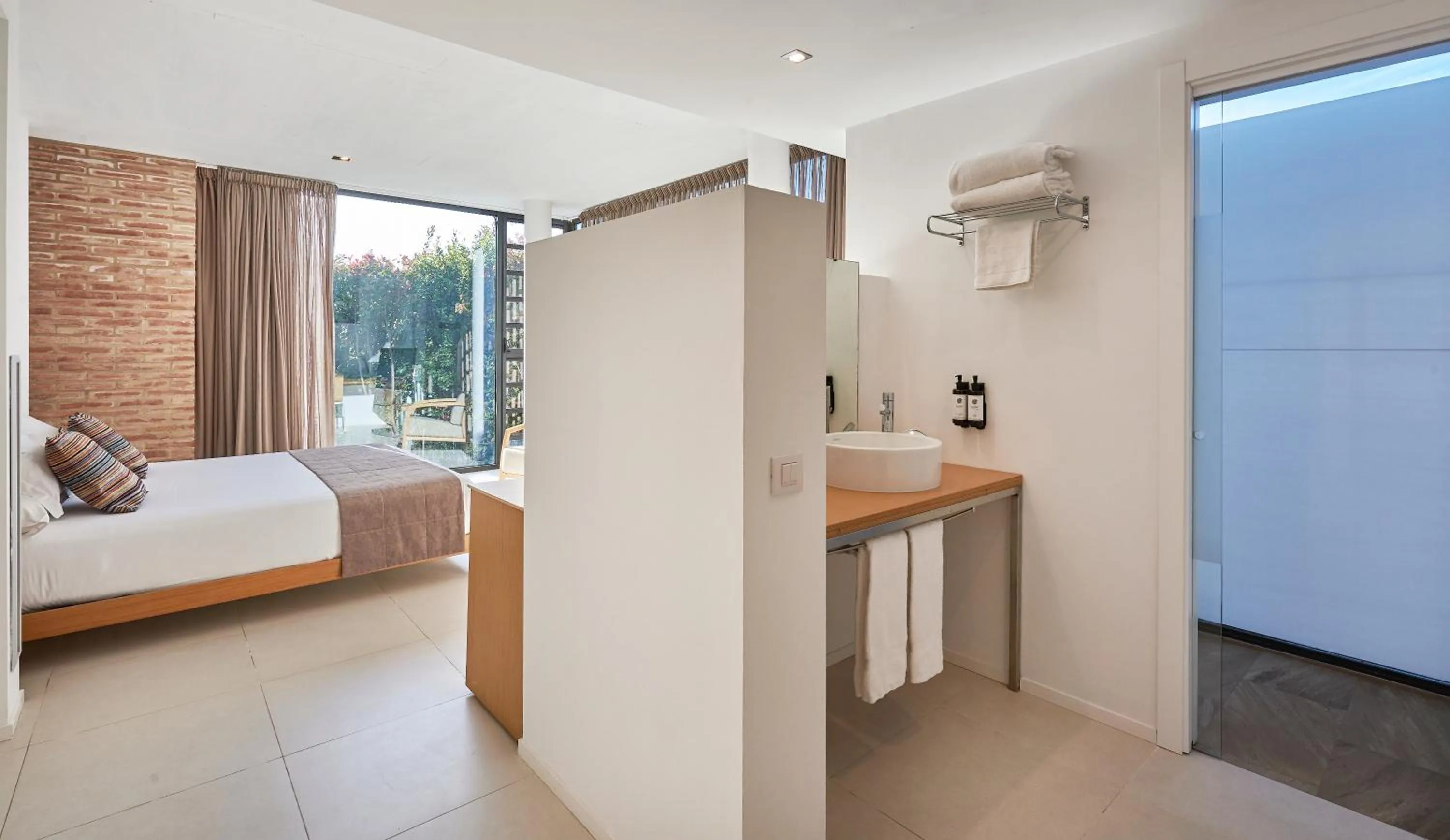 Photo of the whole room, Bed in URH - Hotel Molí del Mig