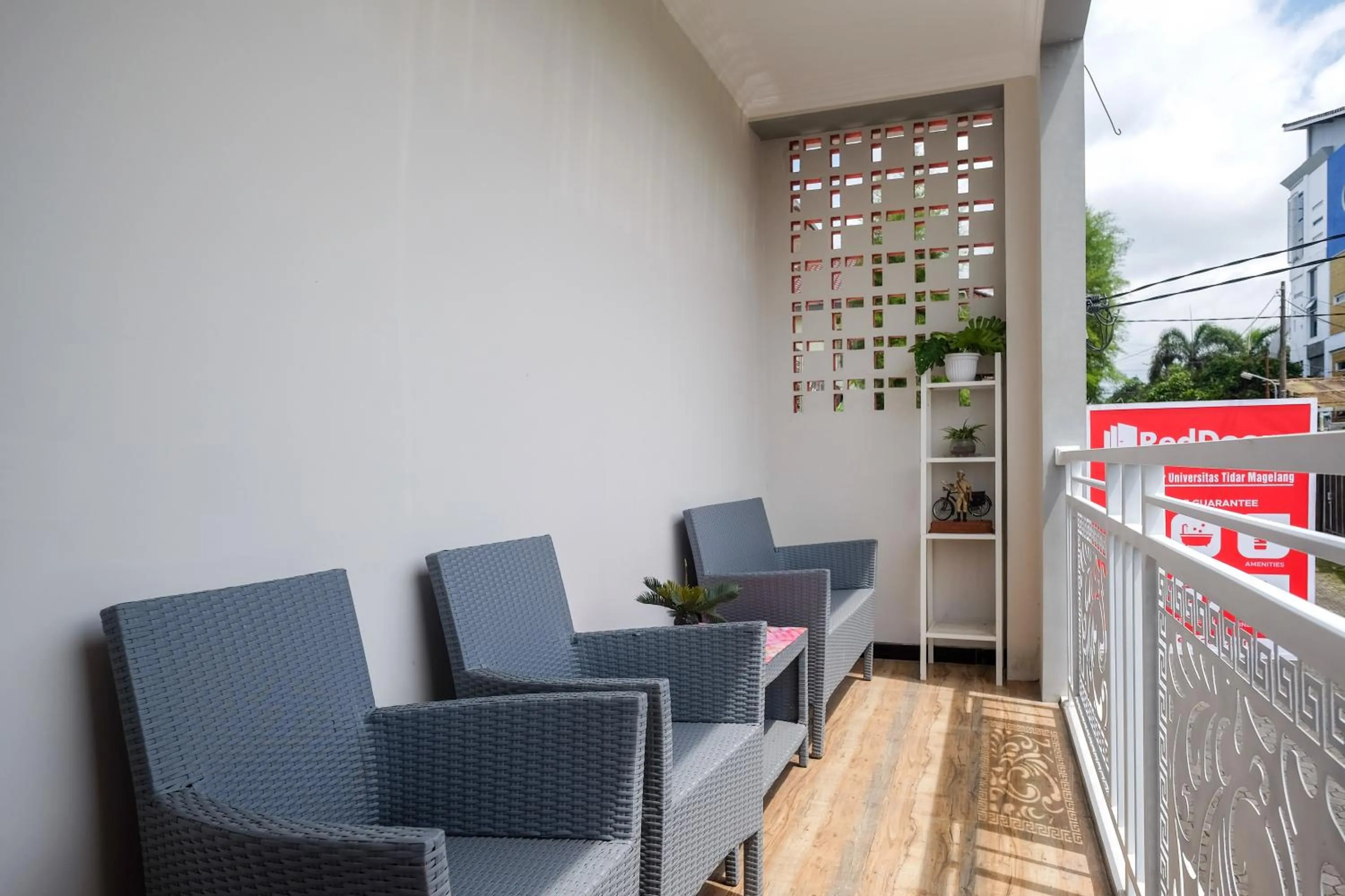 Balcony/Terrace in RedDoorz Syariah near Universitas Tidar Magelang