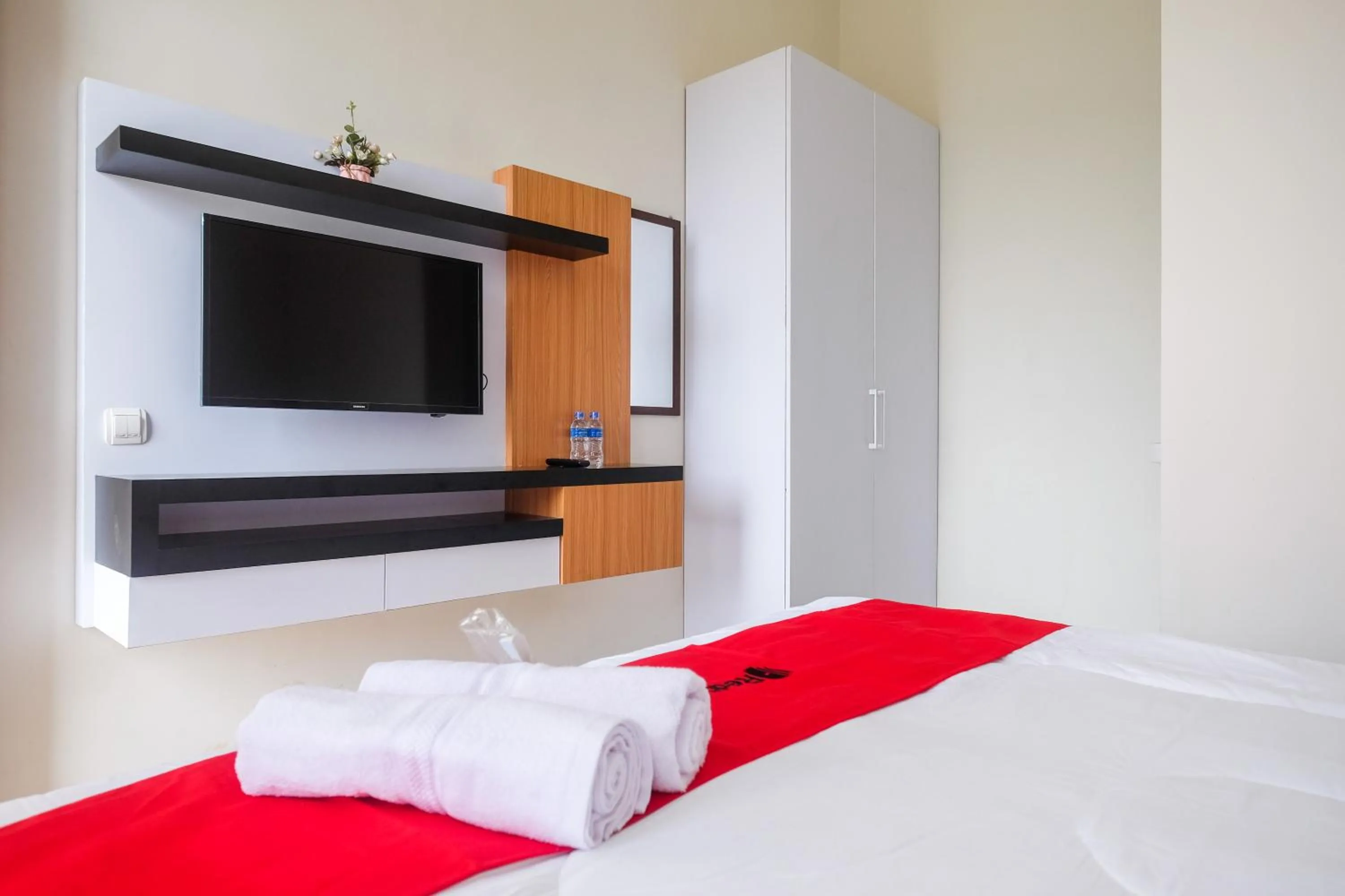 Bedroom, Bed in RedDoorz Syariah near Universitas Tidar Magelang