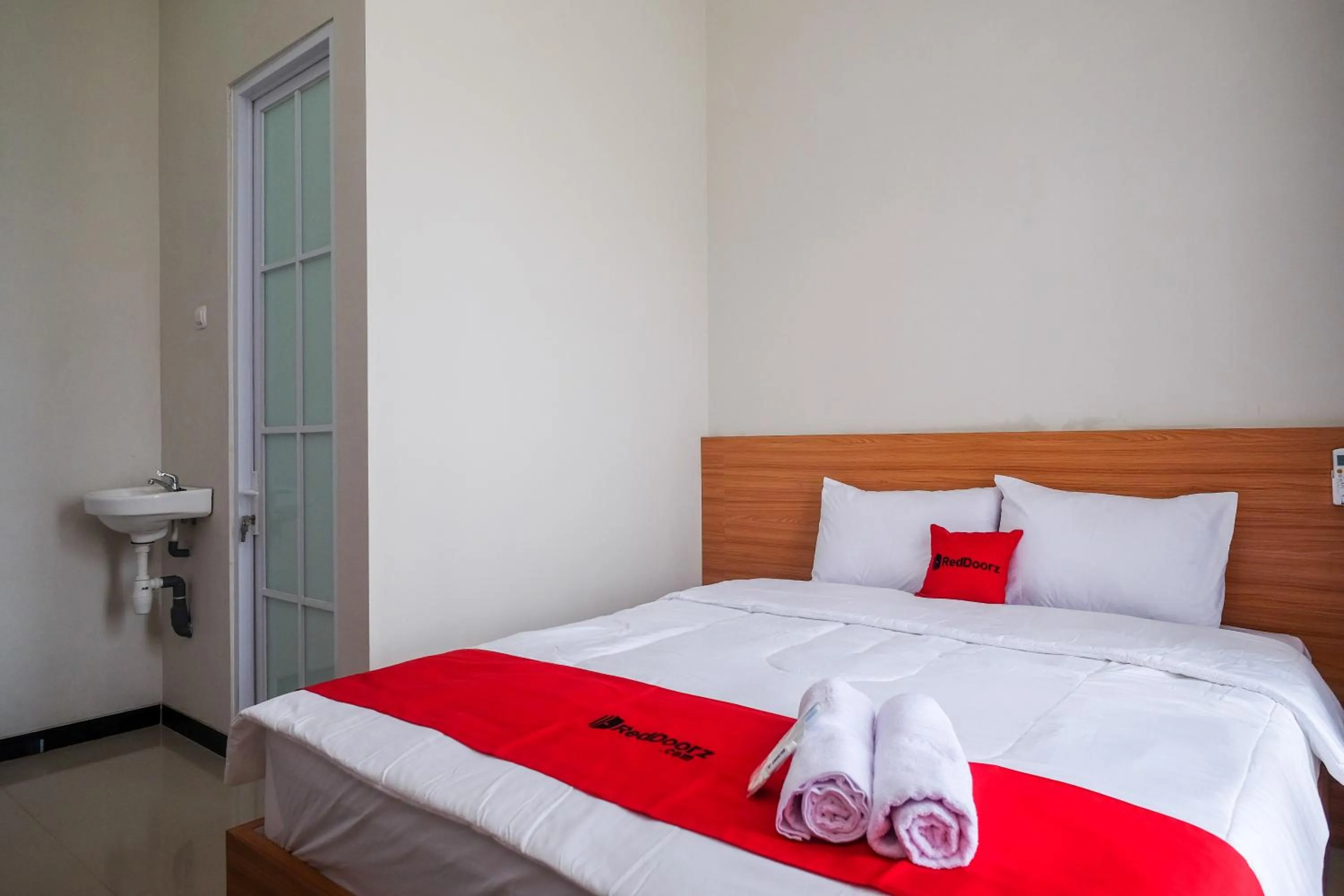 Bedroom, Bed in RedDoorz Syariah near Universitas Tidar Magelang