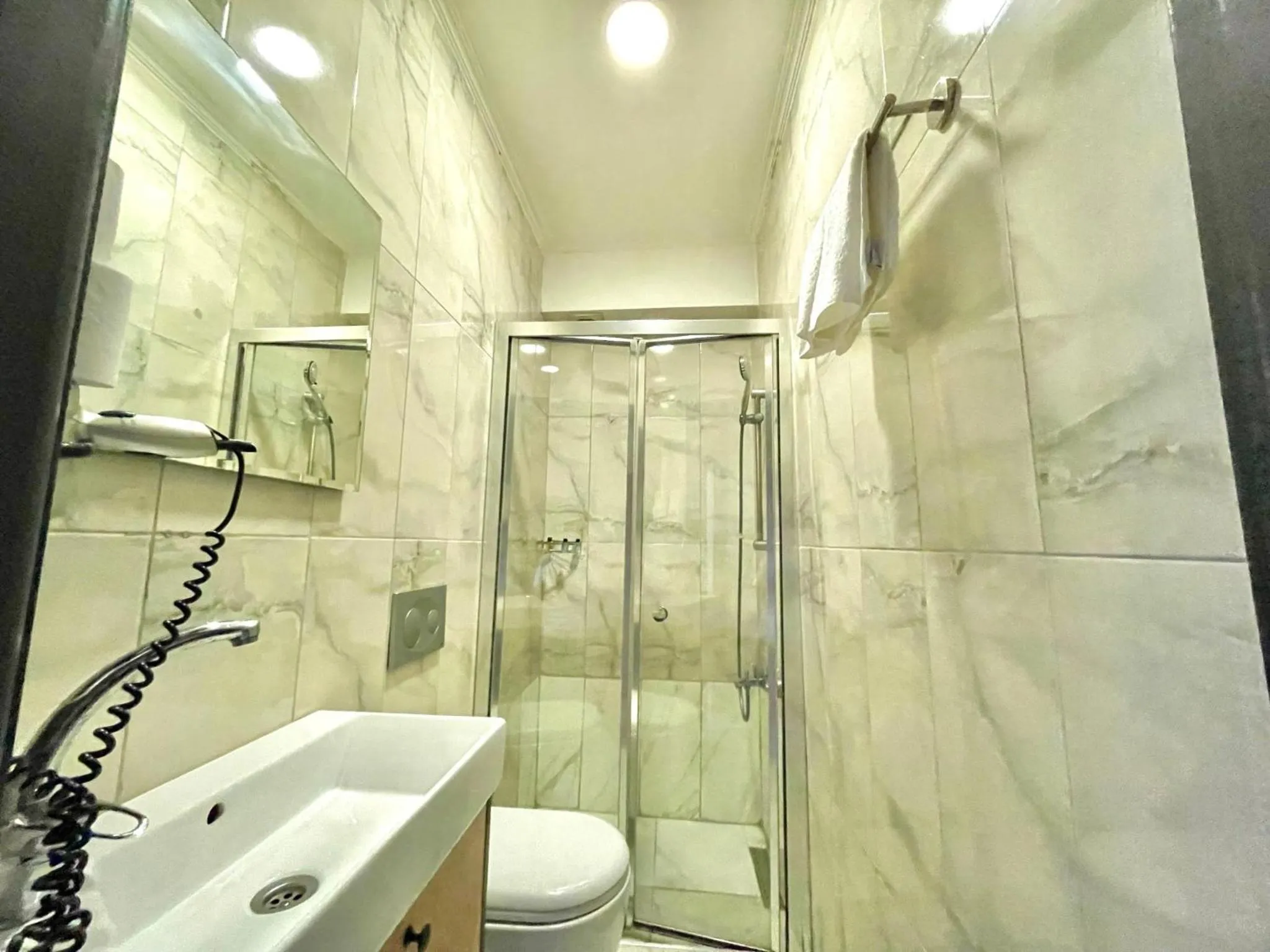 HOTEL THE NEOM SUITES