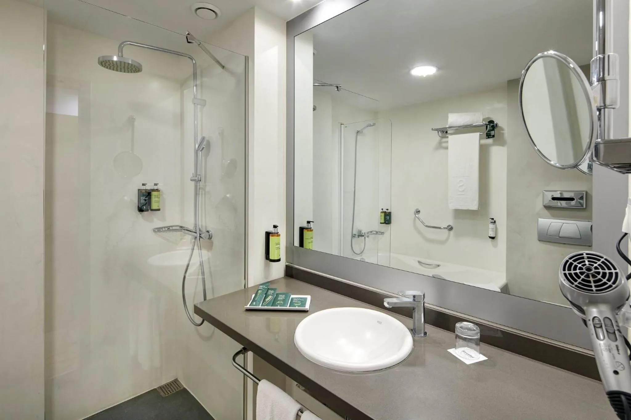 Photo of the whole room in Sercotel Caspe