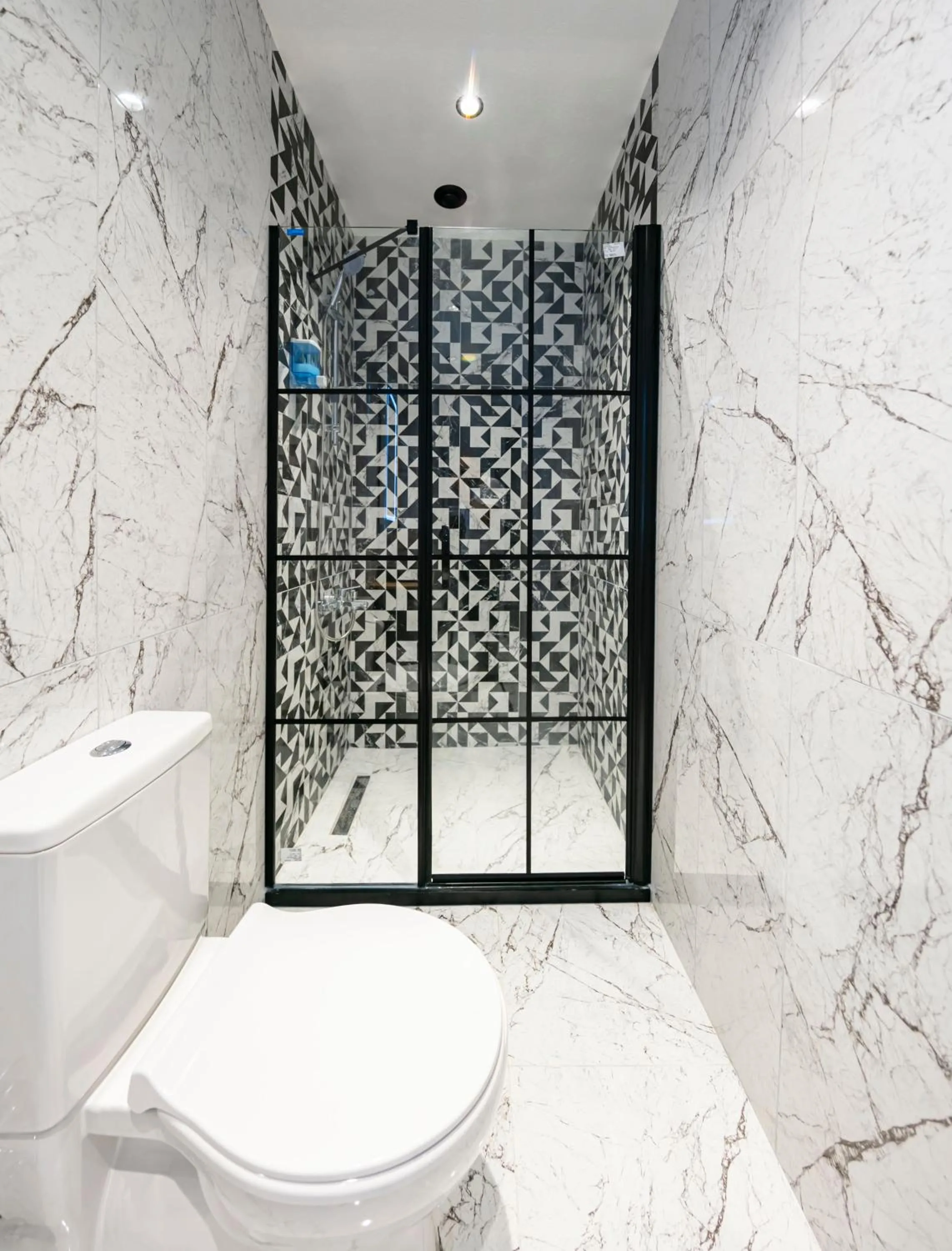 Shower in Hexa Suites Hotel