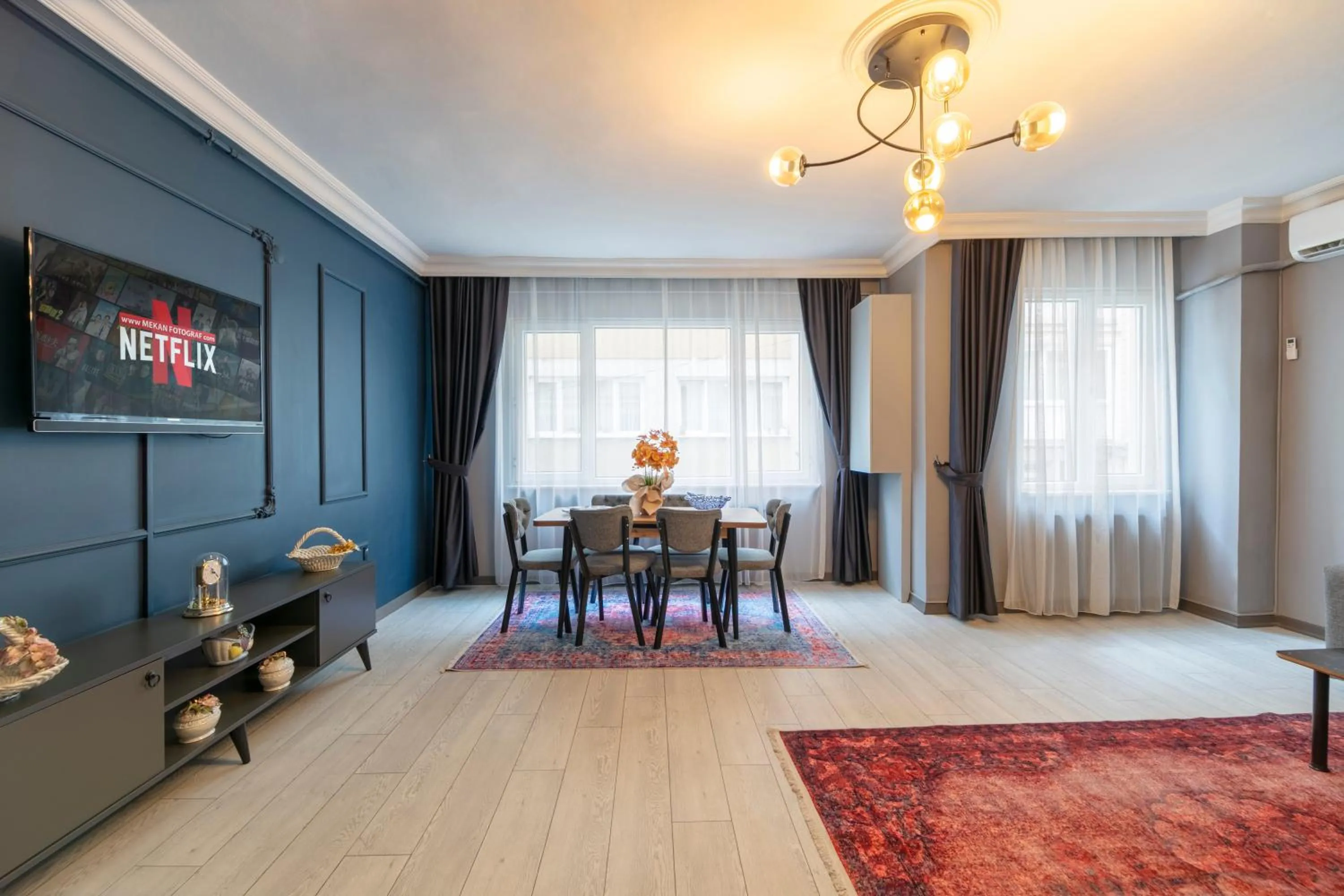 TV and multimedia in Hexa Suites Hotel