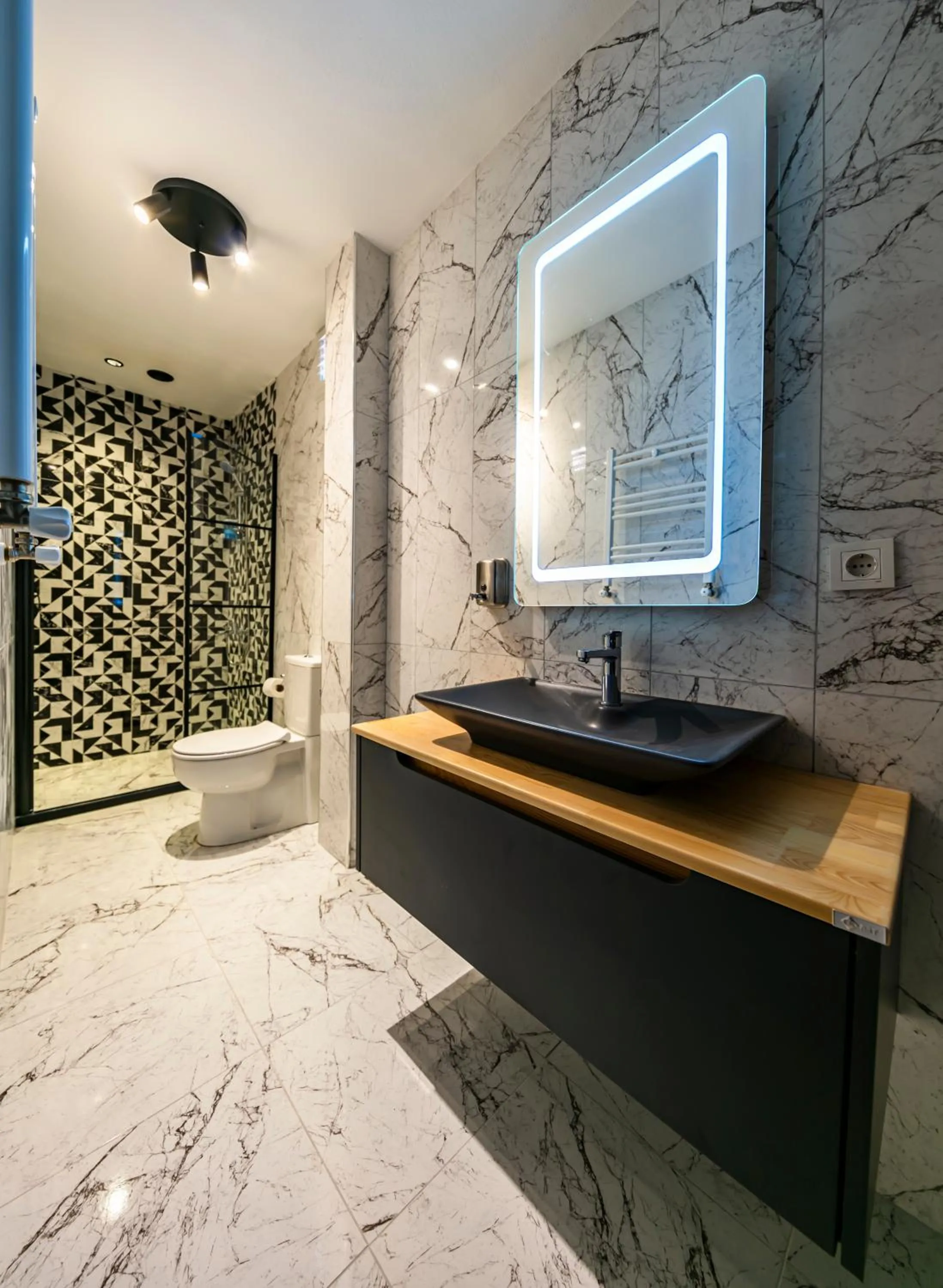 Shower in Hexa Suites Hotel