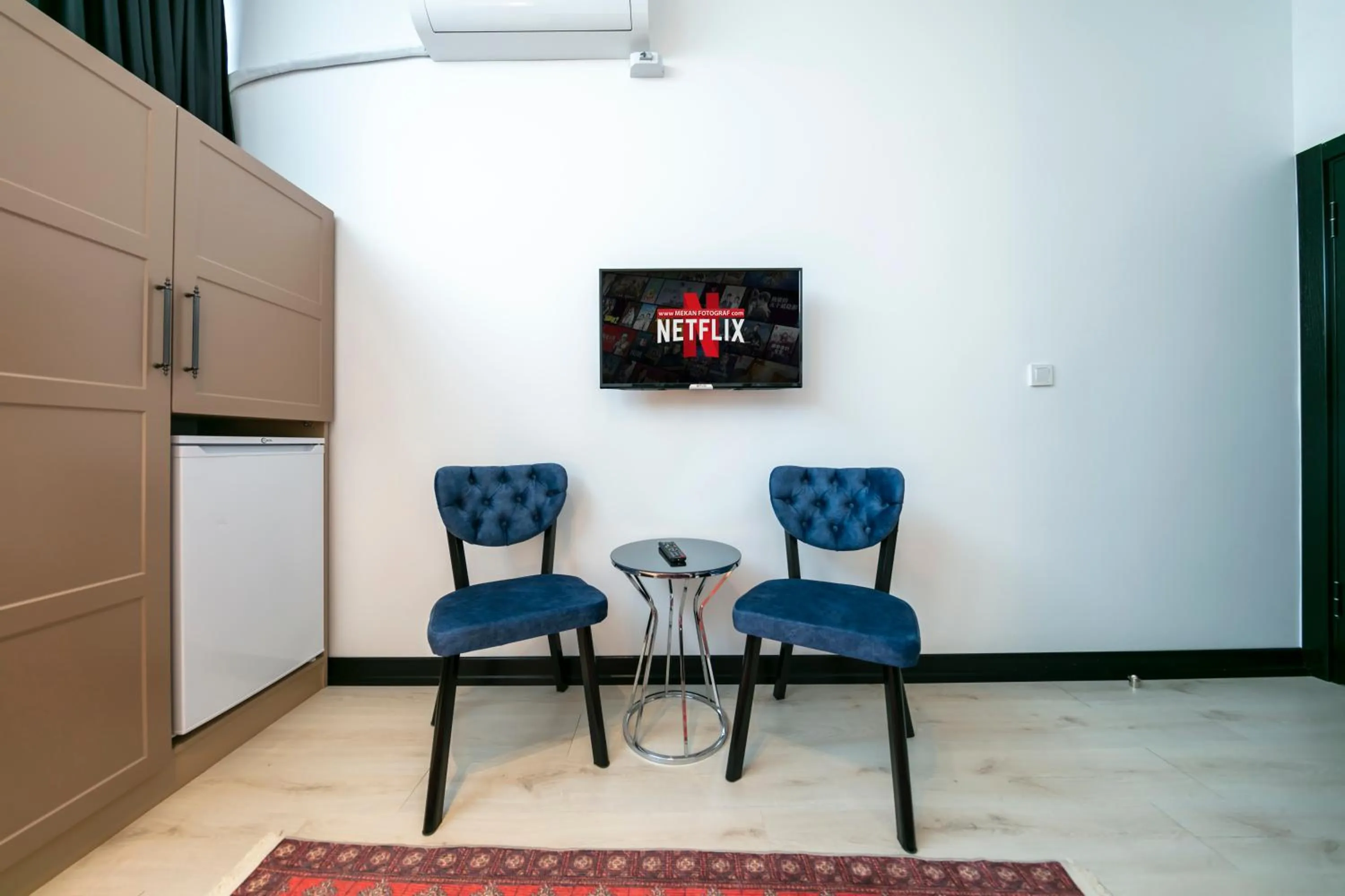 TV and multimedia in Hexa Suites Hotel